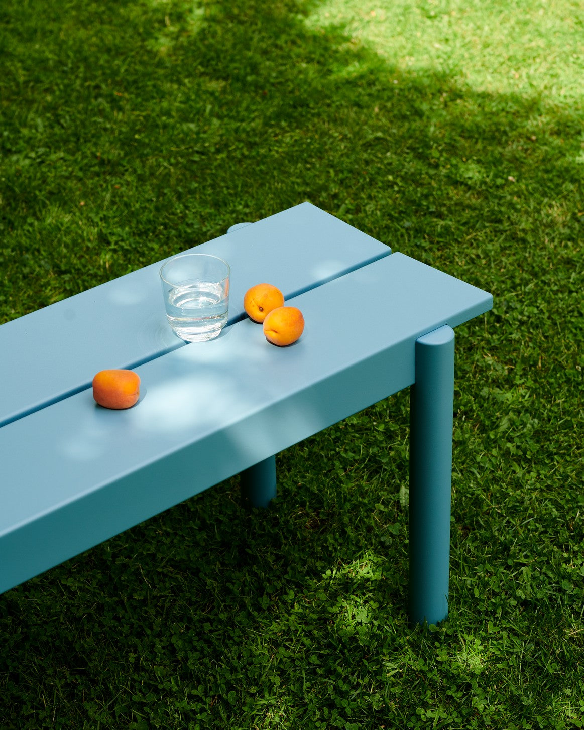 Blaue LINEAR Gartenbank aus Stahl