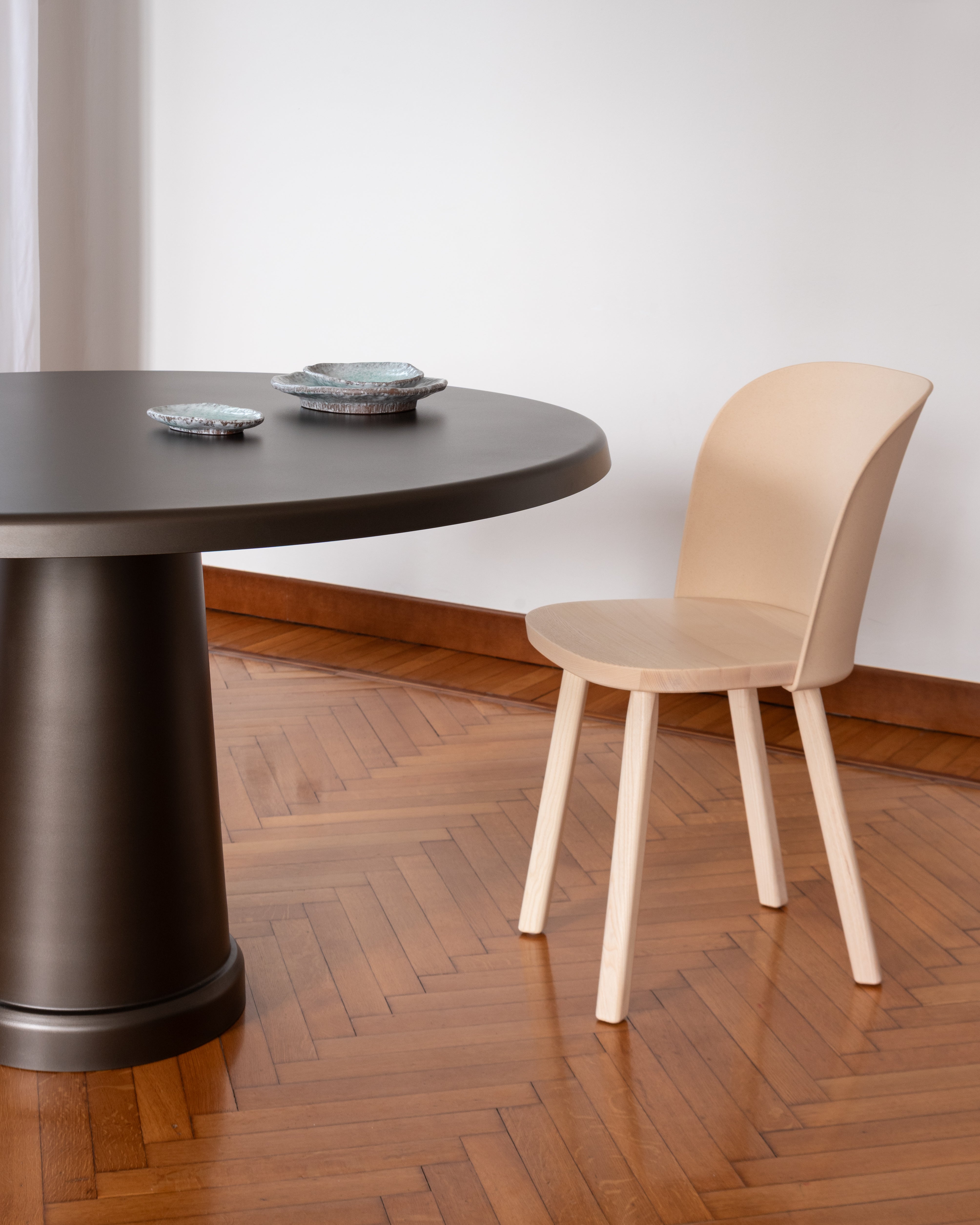 ALL-ROUND round brown table