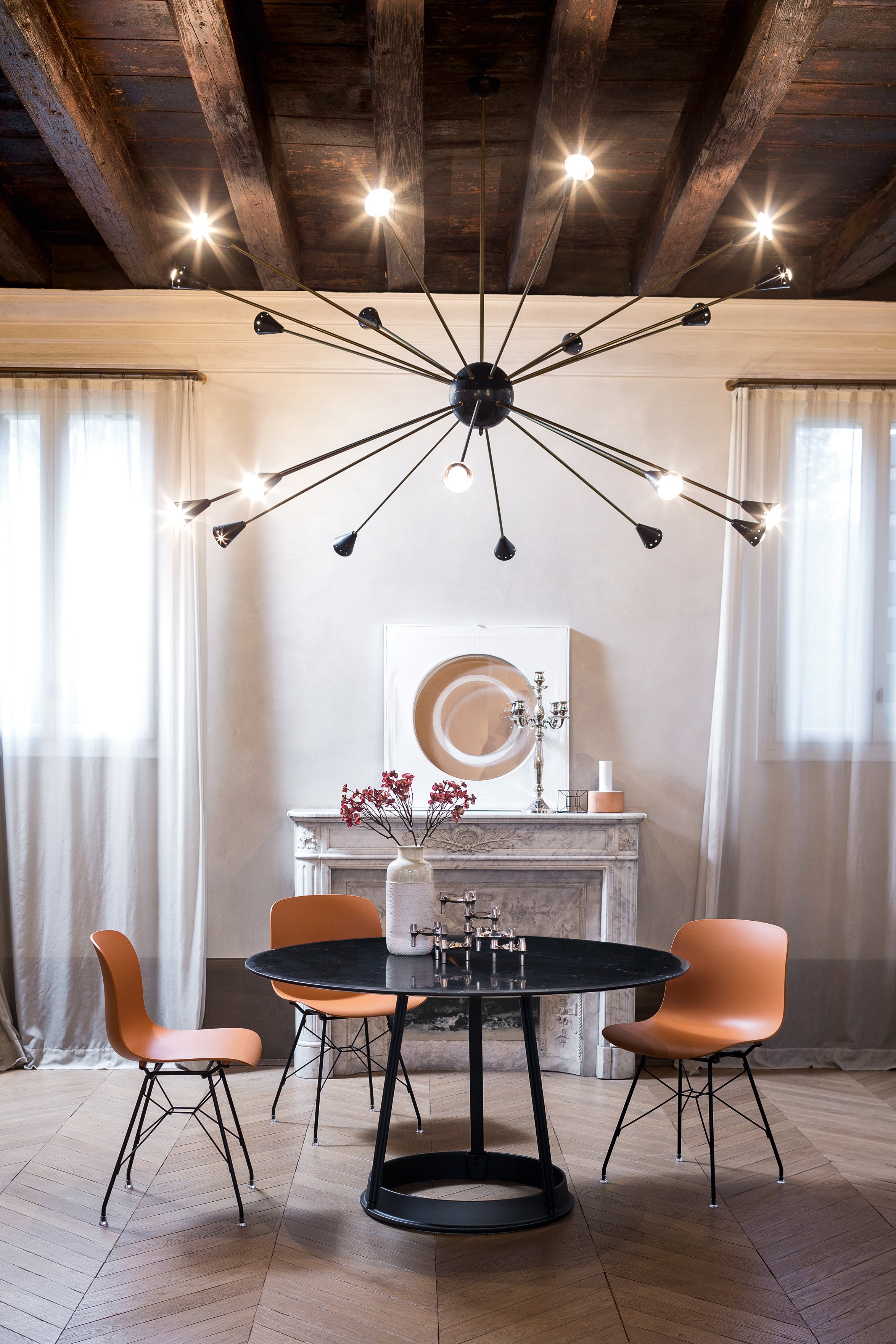 BRUT runder Tisch aus weißem Marmor mit rotem Sockel