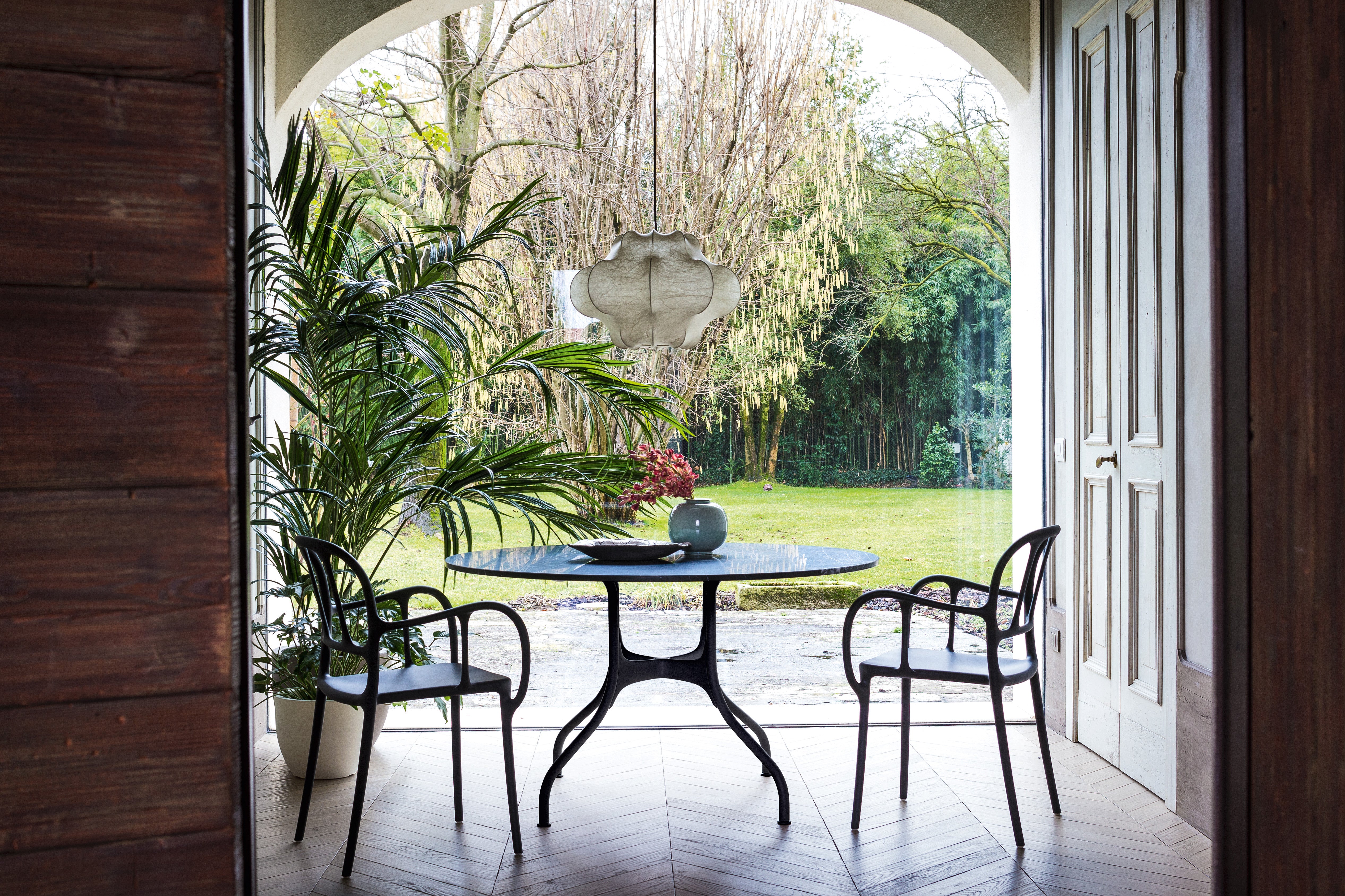 MILA runder Tisch mit schwarzem Stahlgestell