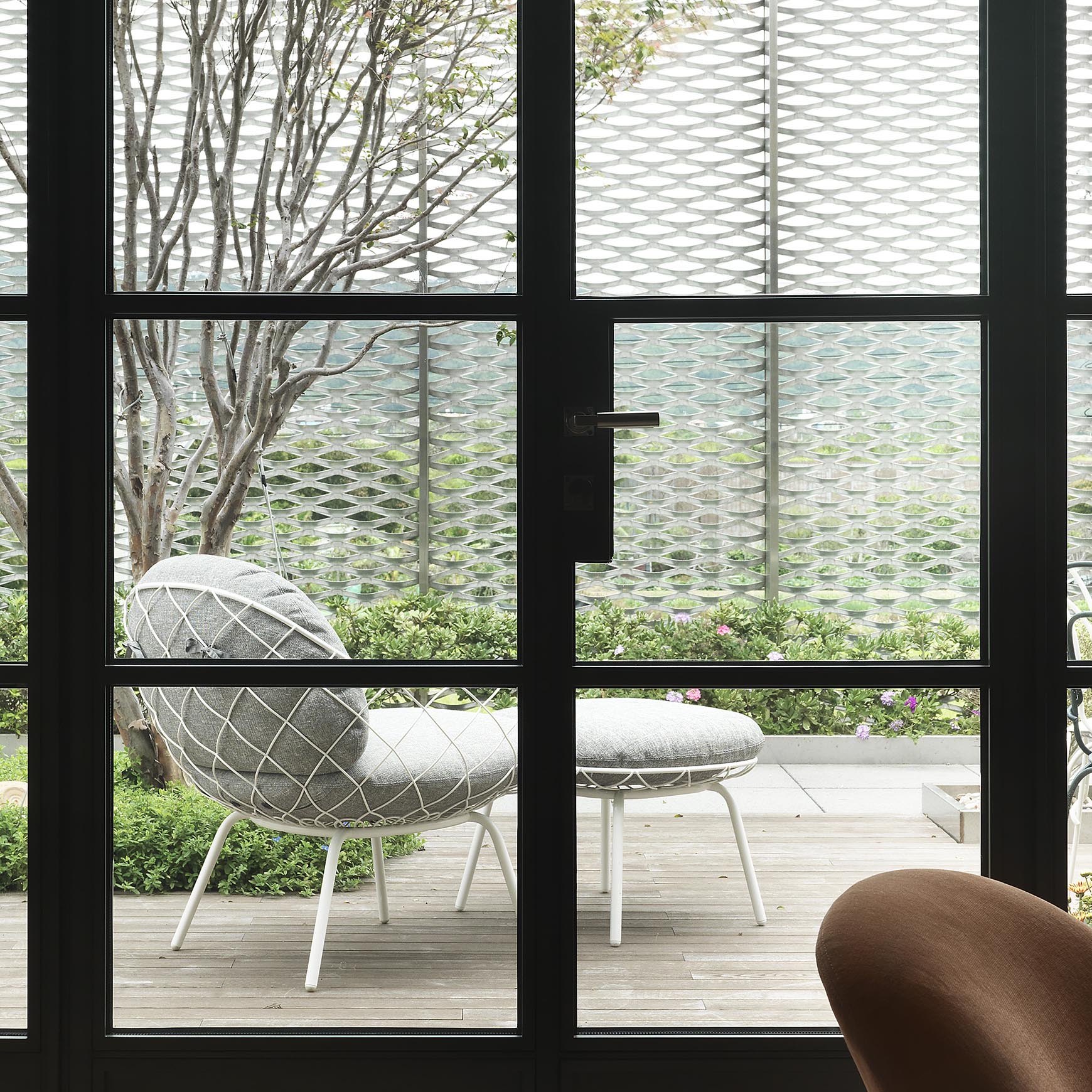 PIÑA Outdoor-Pouf grün mit schwarzem Sockel