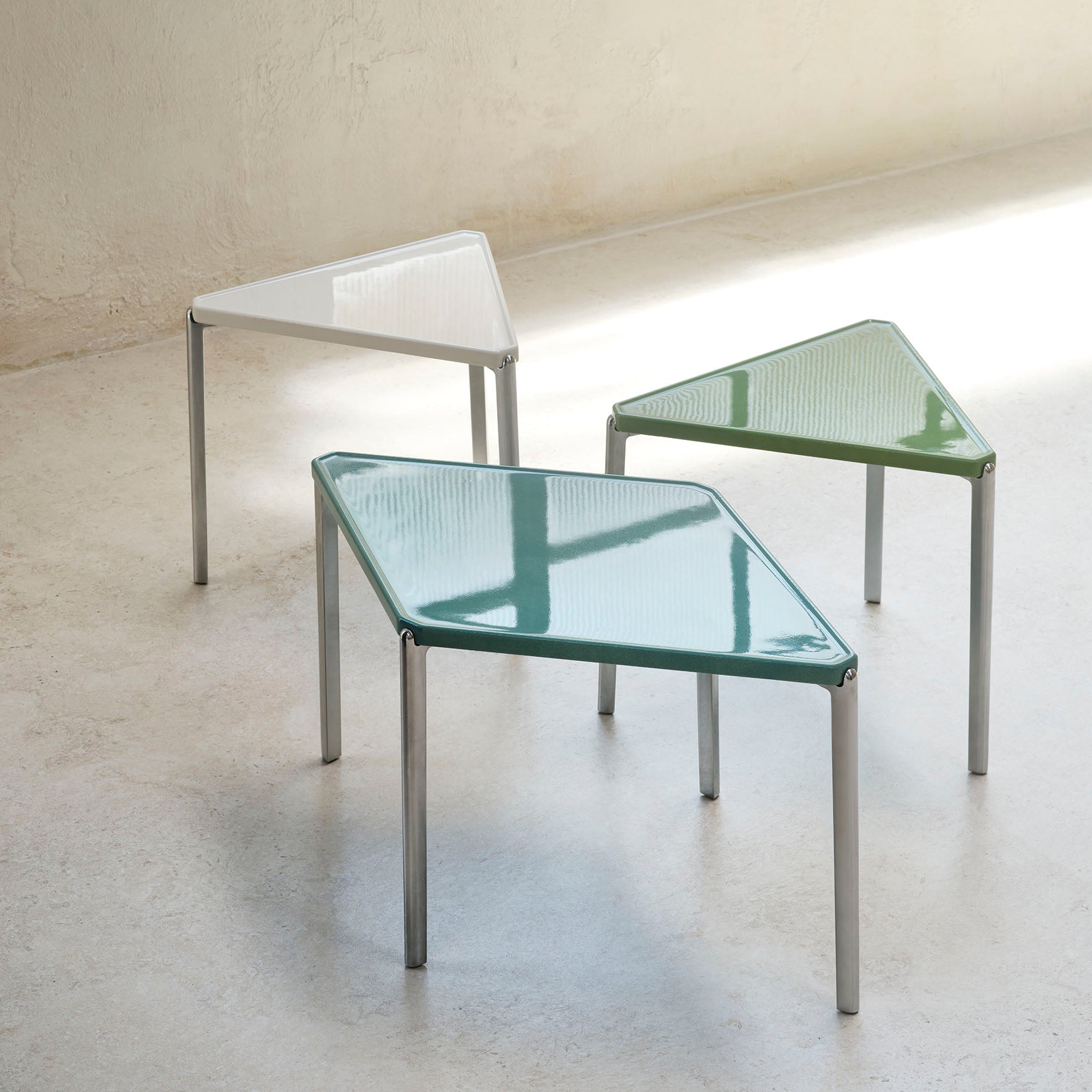TAMBOUR green concrete side table