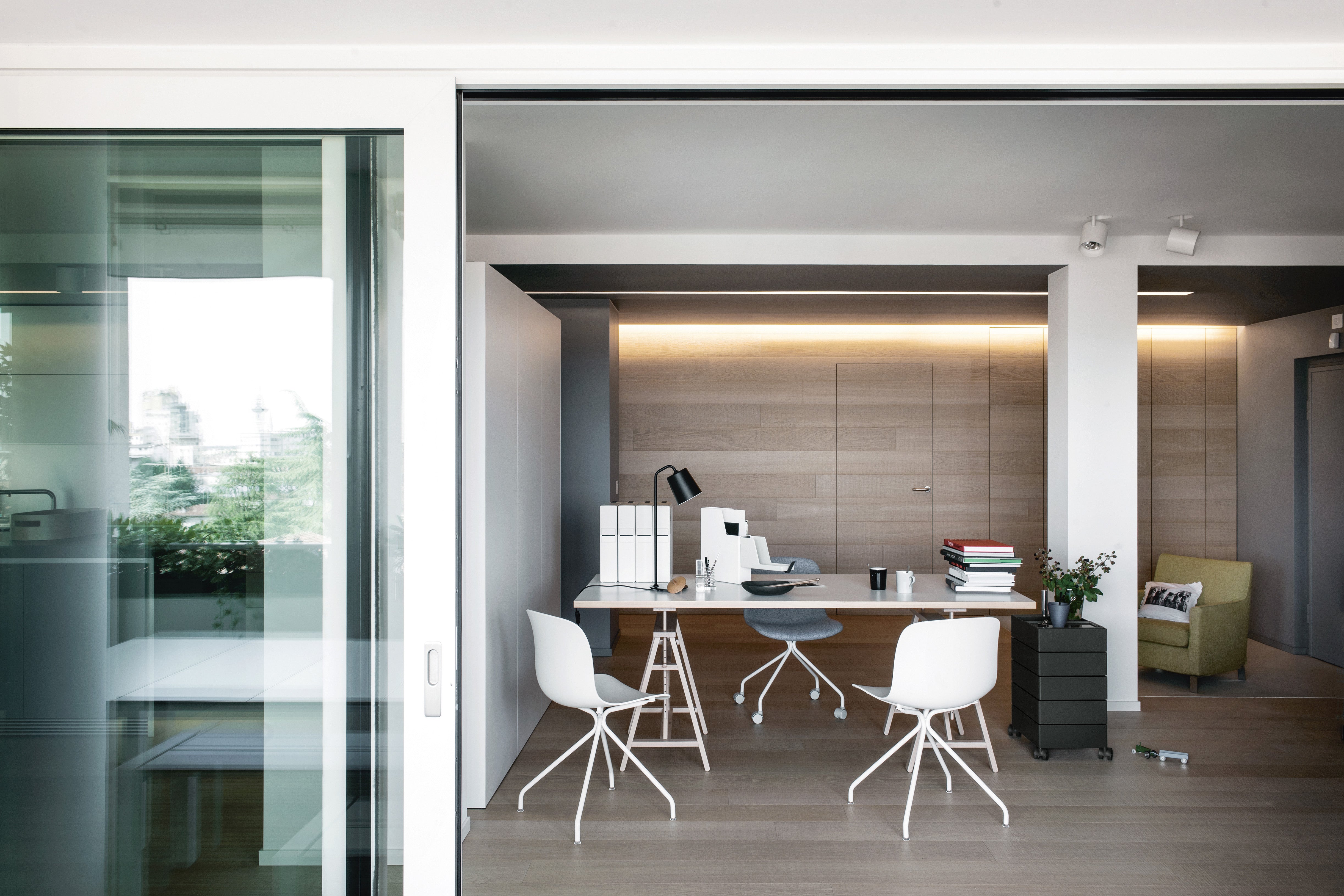 TEATRO adjustable table with a white top and wooden base