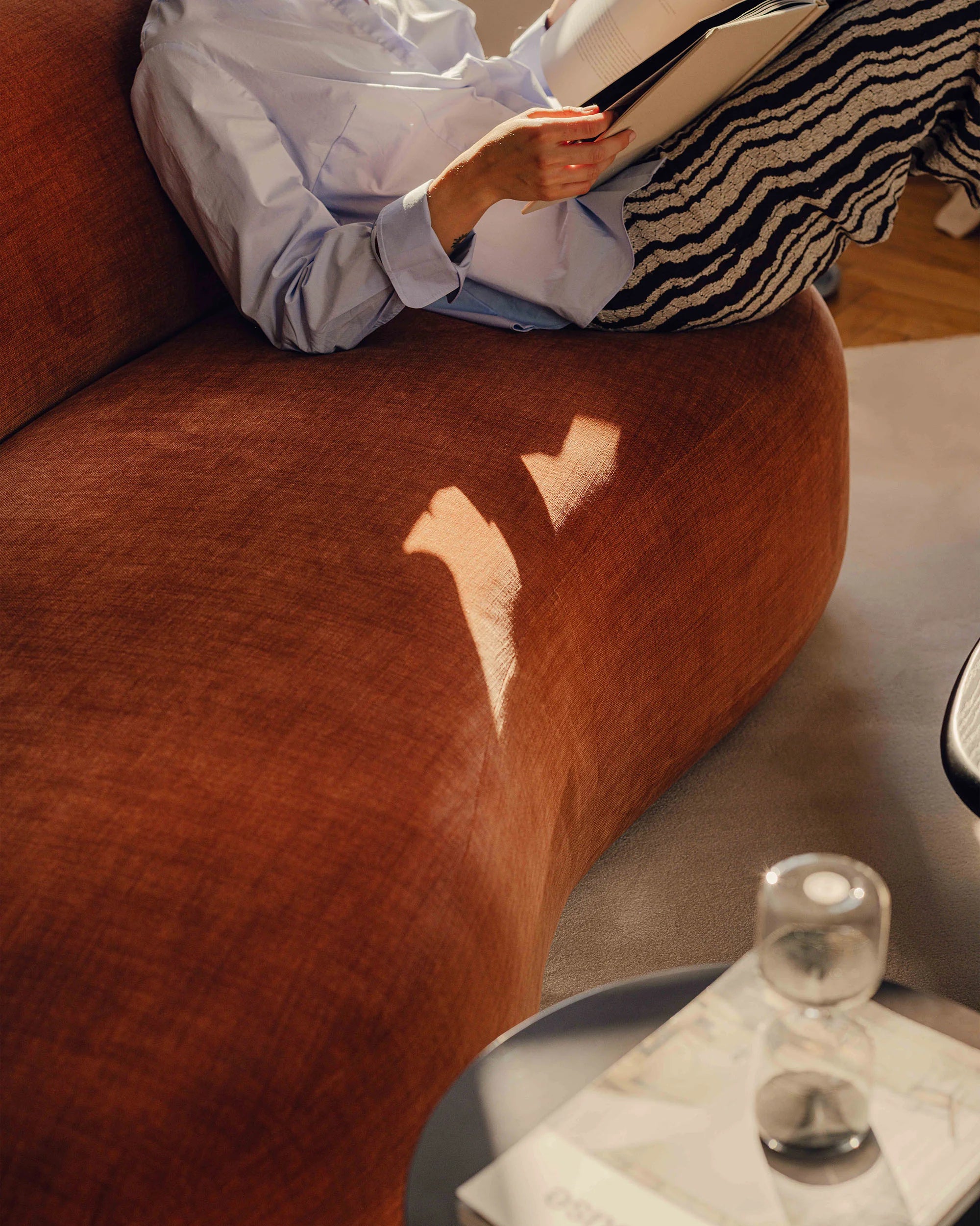 Sofa für 3 Personen AURA in ziegelrotem Chenille