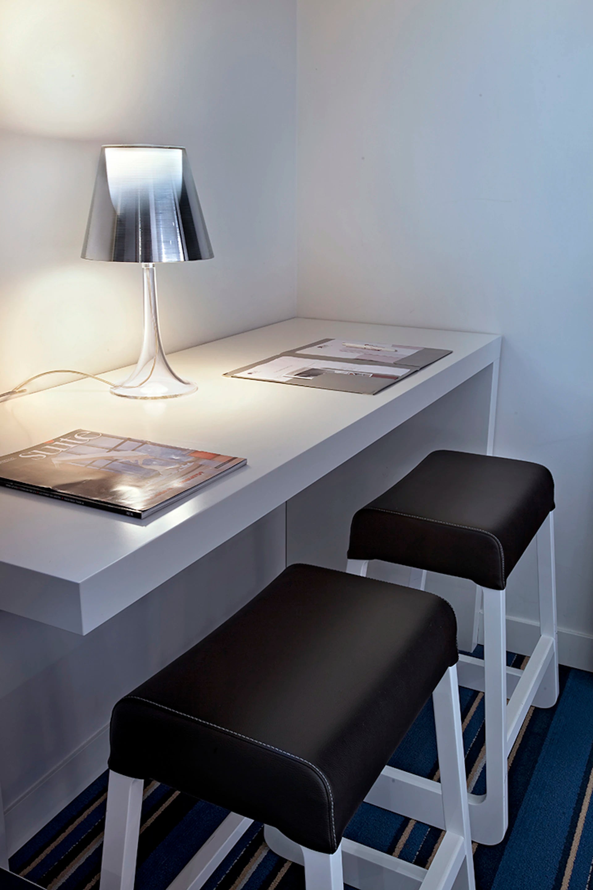 Tischlampe MISS K mit schwarzem Schirm