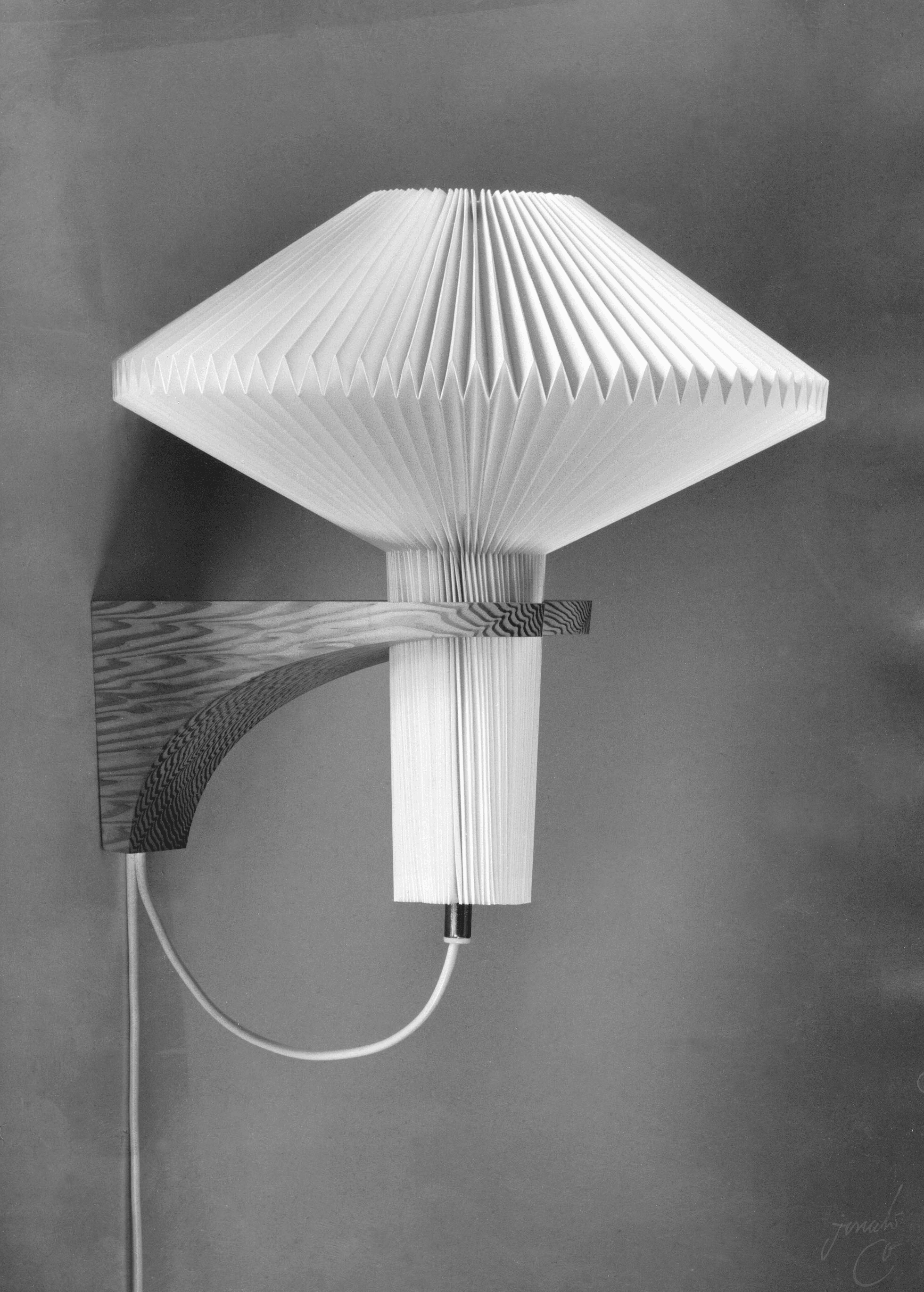 Wandleuchte MODELL 204 PILZ weiß mit heller Eichenbasis