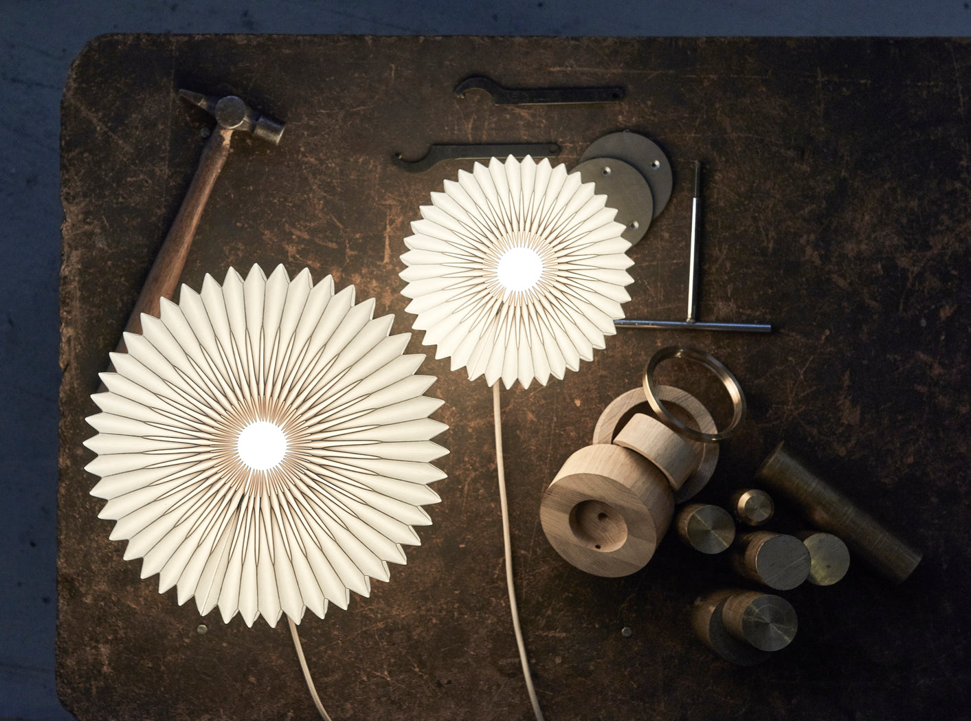 Tischlampe MODELL 375 weiß mit heller Eichenbasis