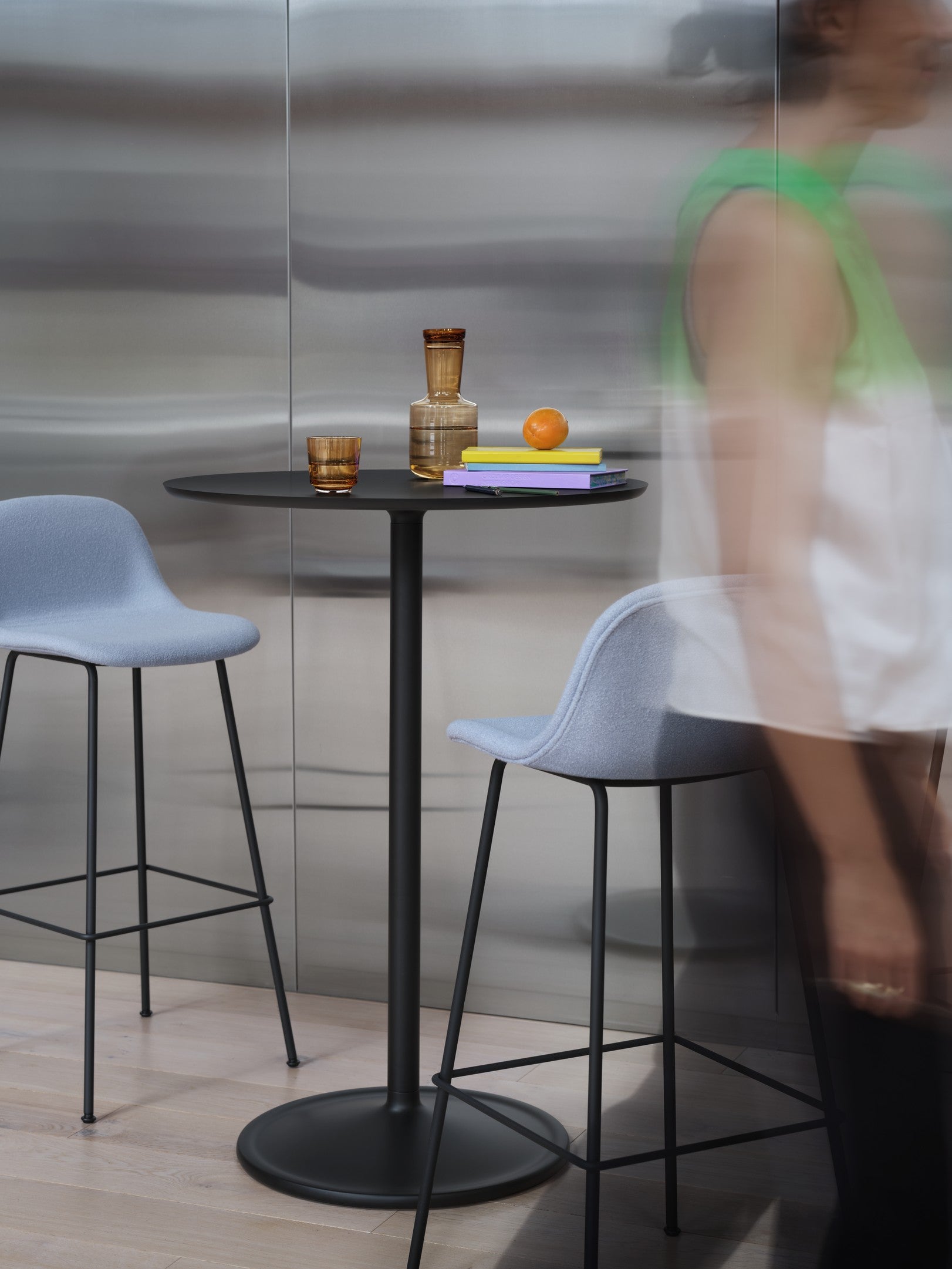 Personalisierbarer Barstuhl FIBER mit gepolsterter Sitzfläche und Stahlbasis