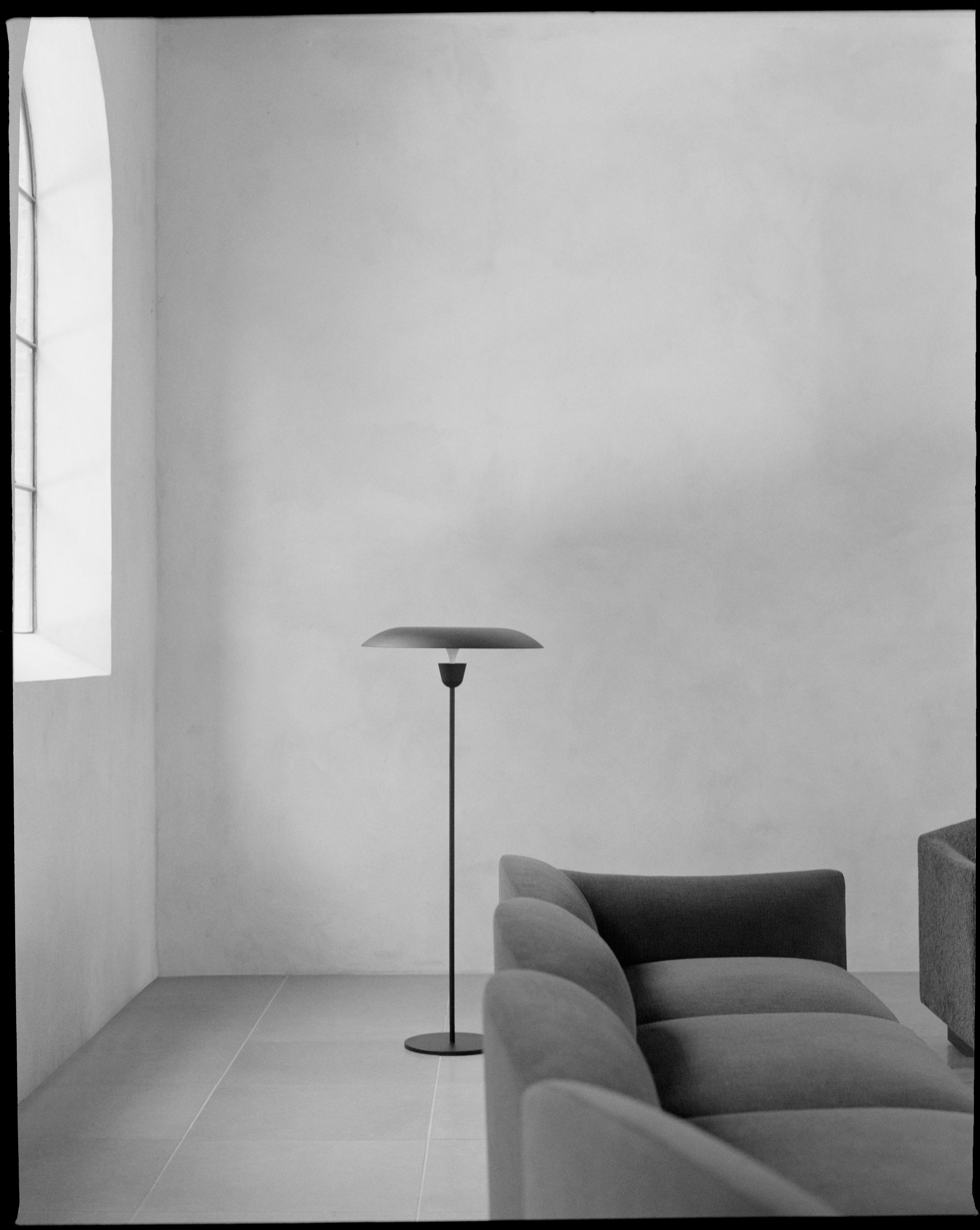 Stehlampe KANTARELL schwarz mit weißem Finish