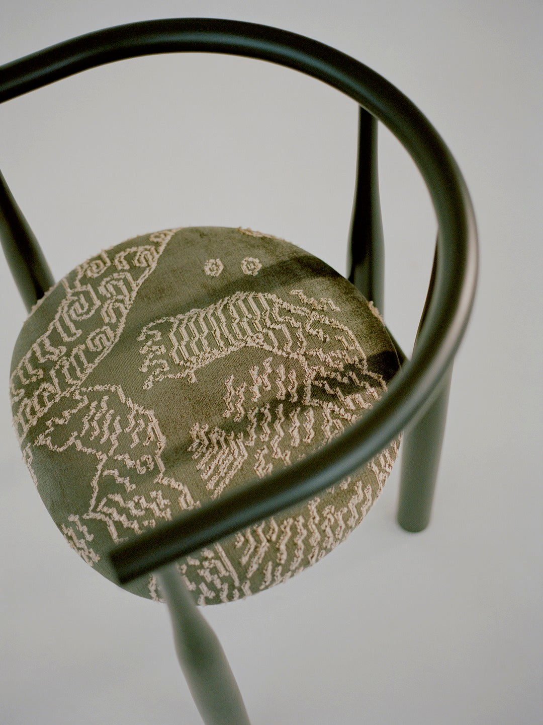 Bukowski -Stuhl Tierdruck mit einer schwarzen Buchenbasis