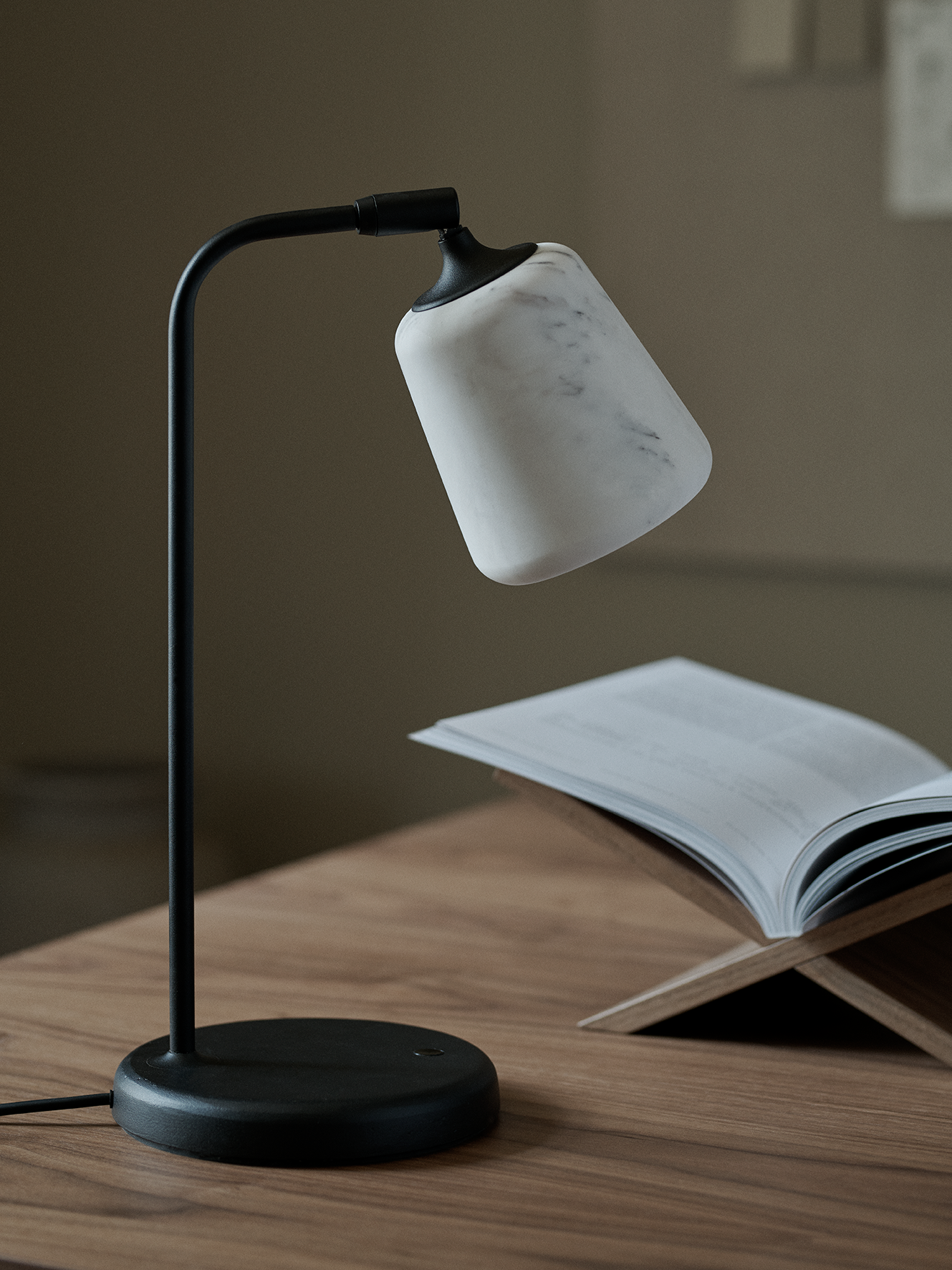 Desk lamp material white marble