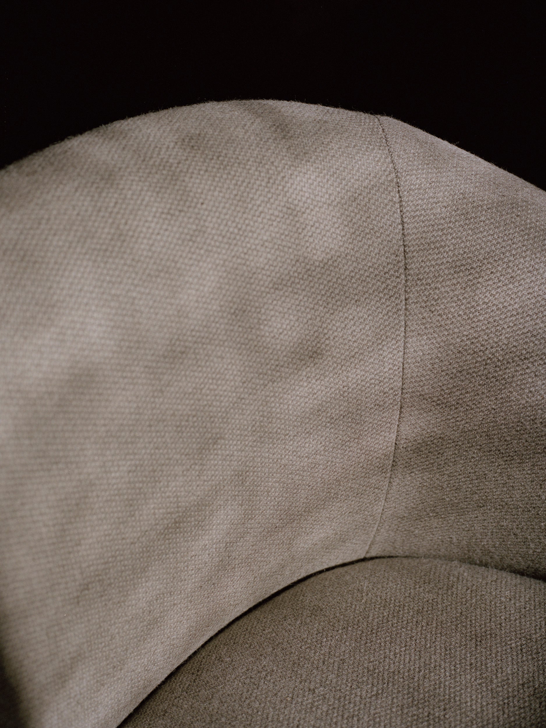 Gepolsterter kugelhafter Sessel