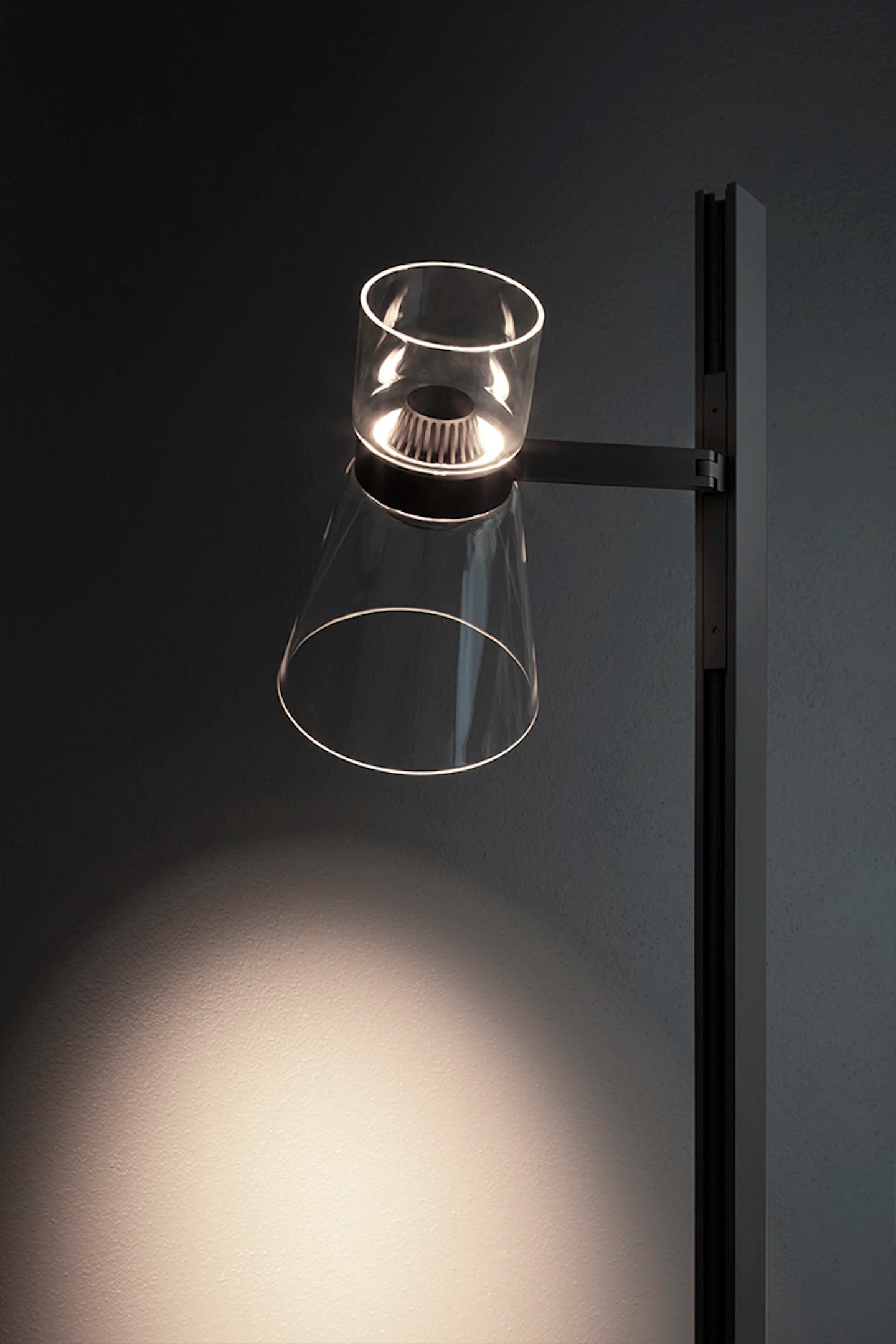 Stehlampe mit zwei Punkten NOCTURNE CONE schwarz