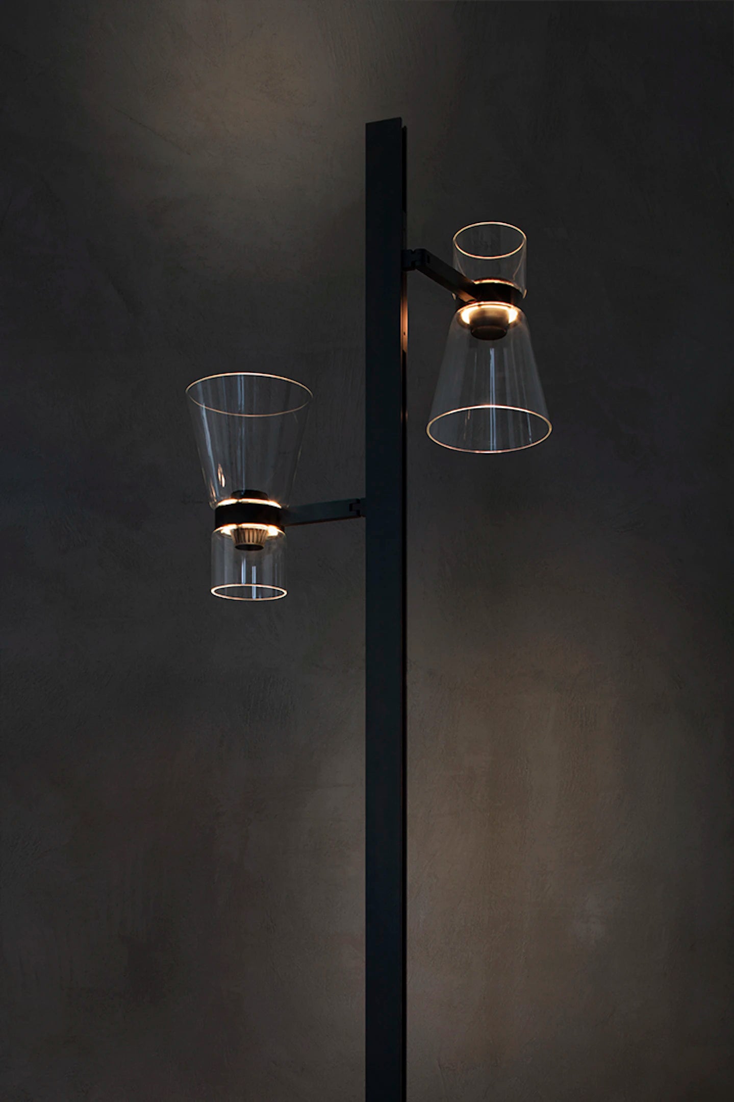 Stehlampe mit zwei Lichtpunkten NOCTURNE F2 CONE in Silber
