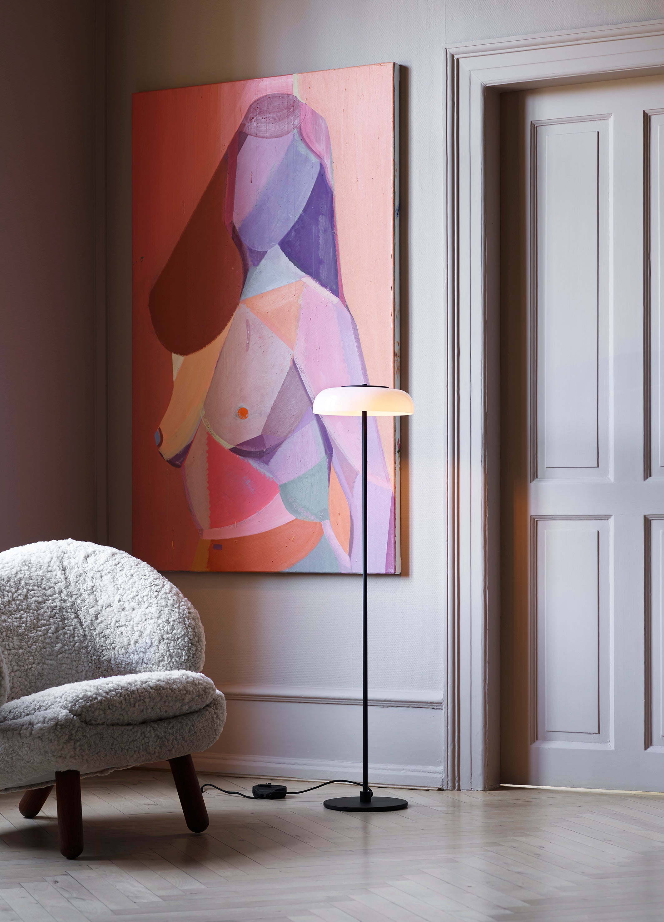 Stehlampe BLOSSI schwarz mit opalem Glas