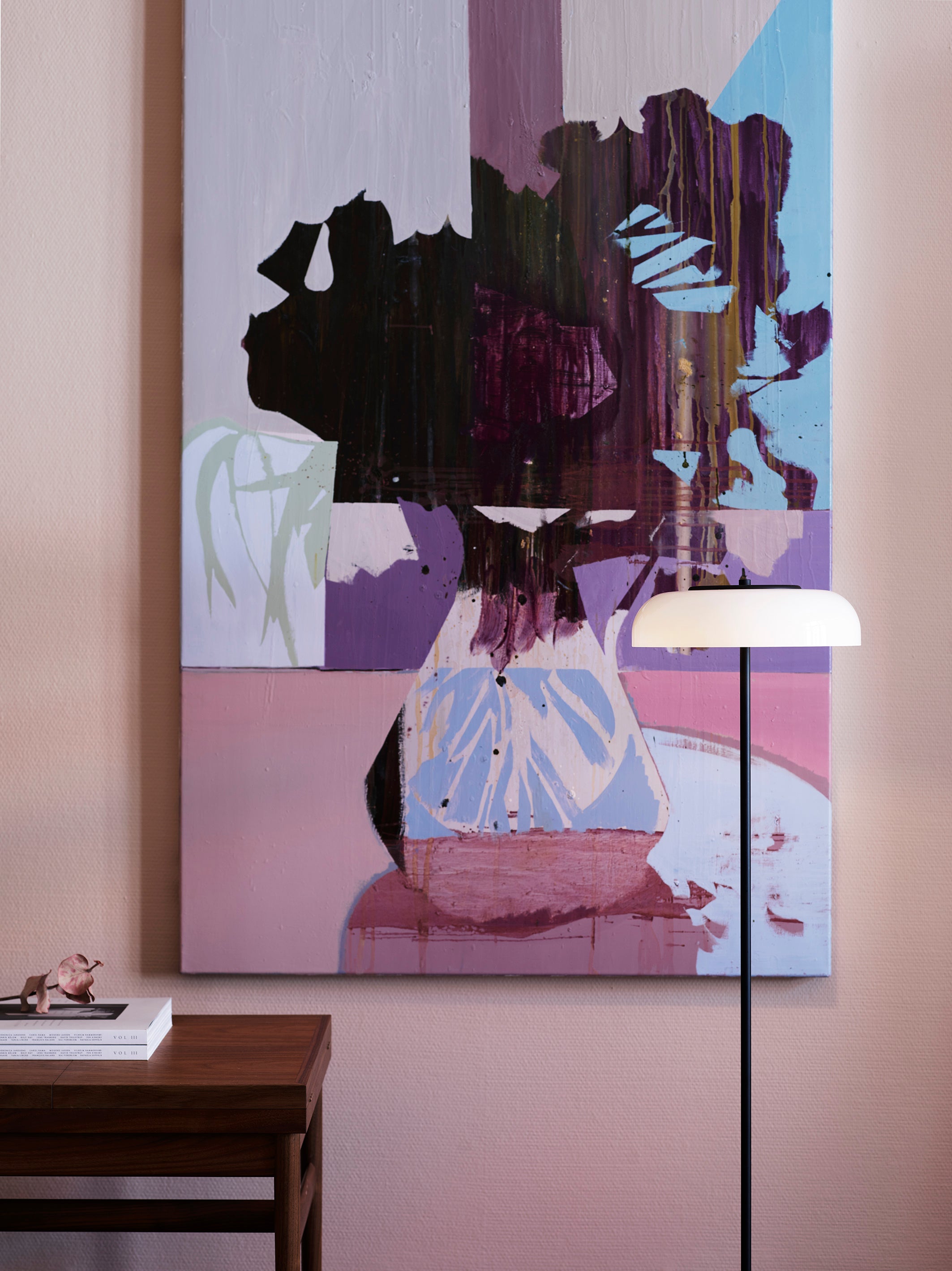 Stehlampe BLOSSI schwarz mit opalem Glas
