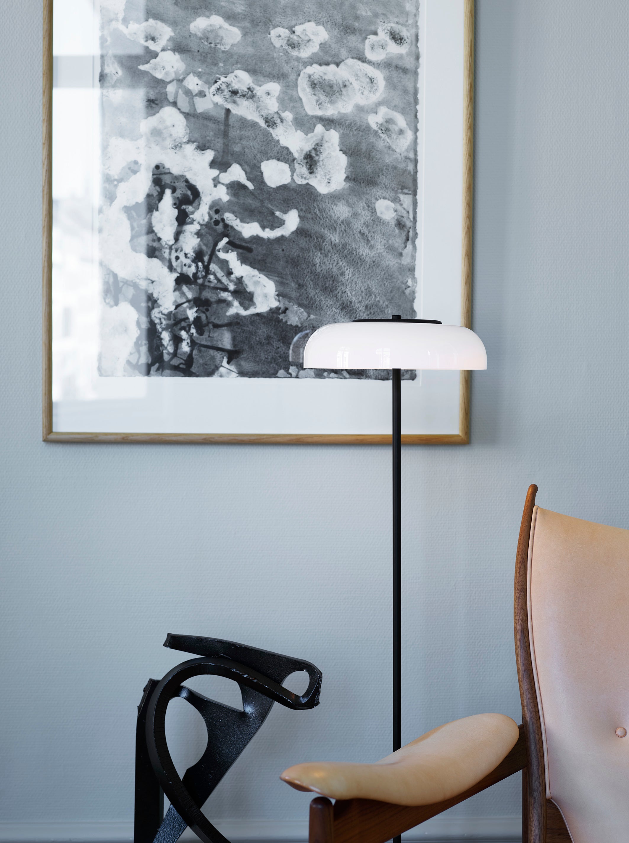 Stehlampe BLOSSI schwarz mit opalem Glas