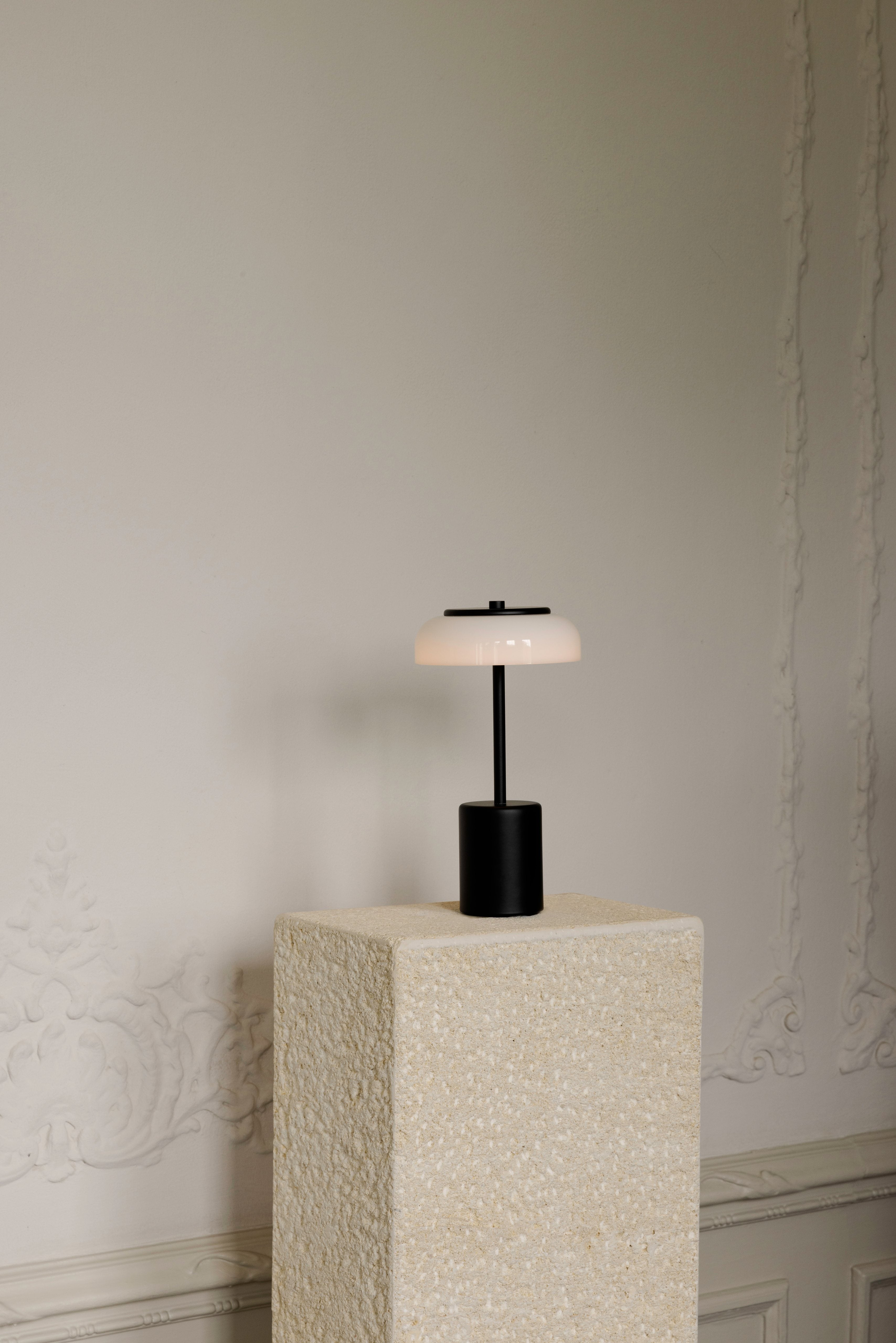 Tragbare Lampe BLOSSI schwarz mit opalem Glas