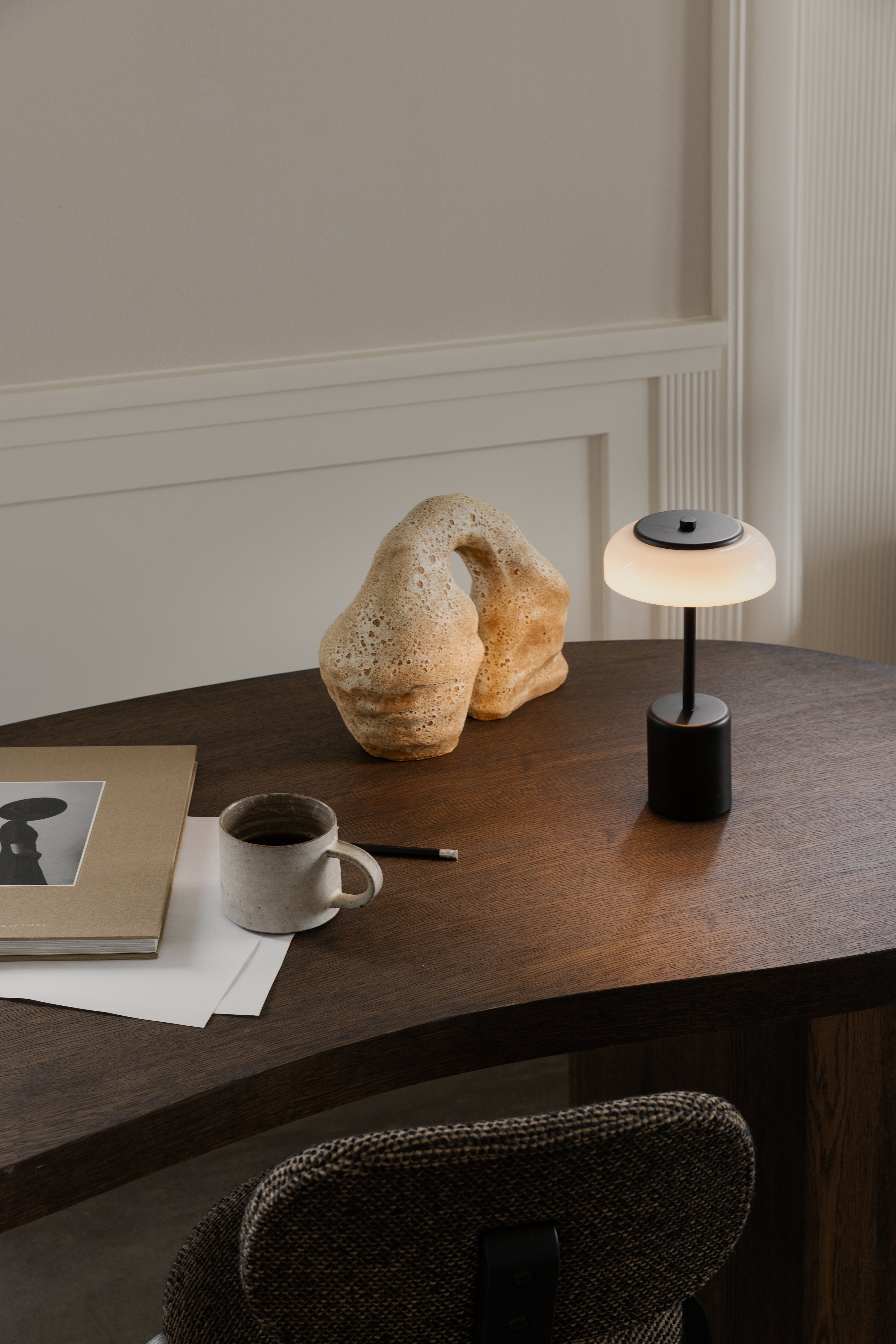 Tragbare Lampe BLOSSI schwarz mit opalem Glas