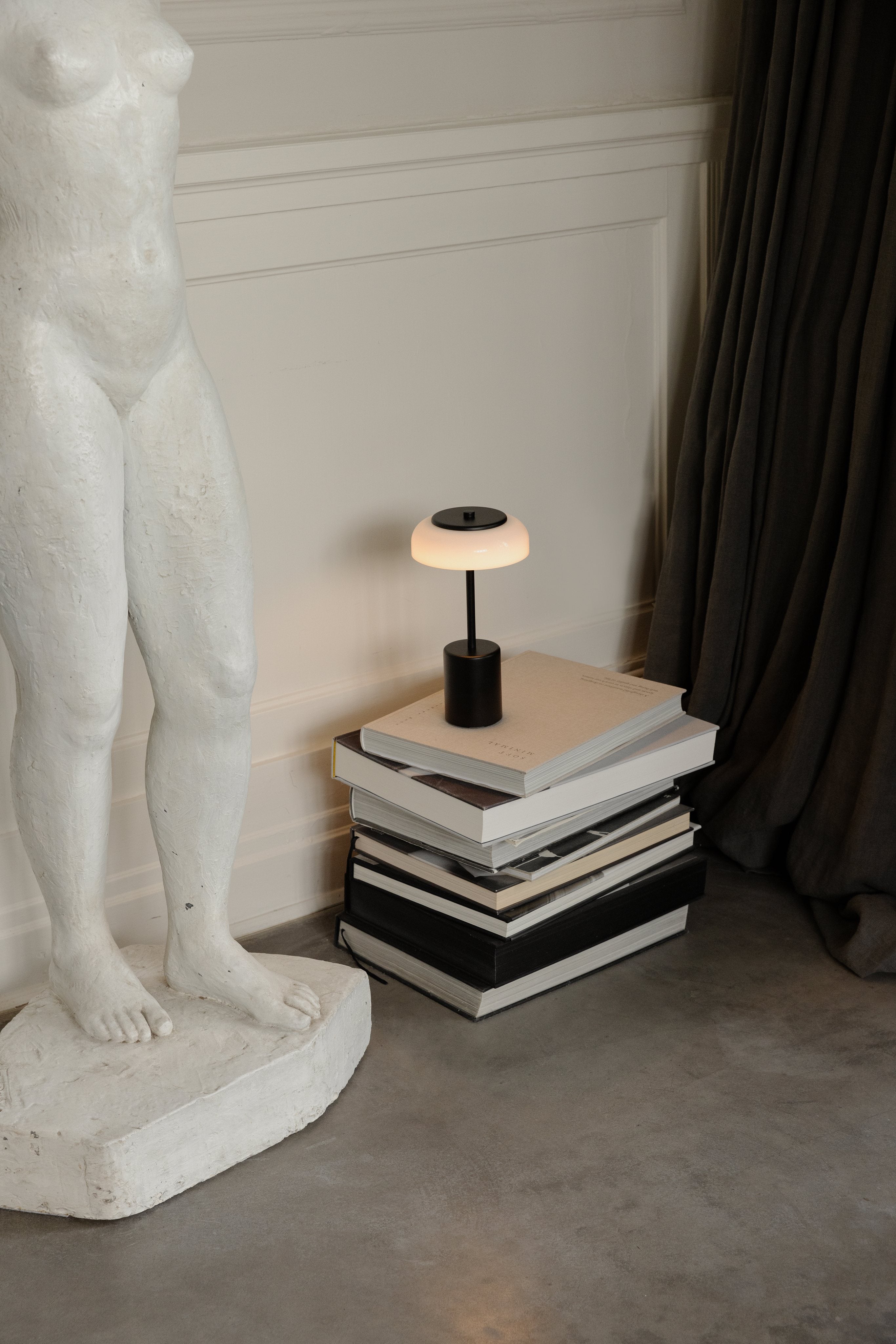 Tragbare Lampe BLOSSI schwarz mit opalem Glas