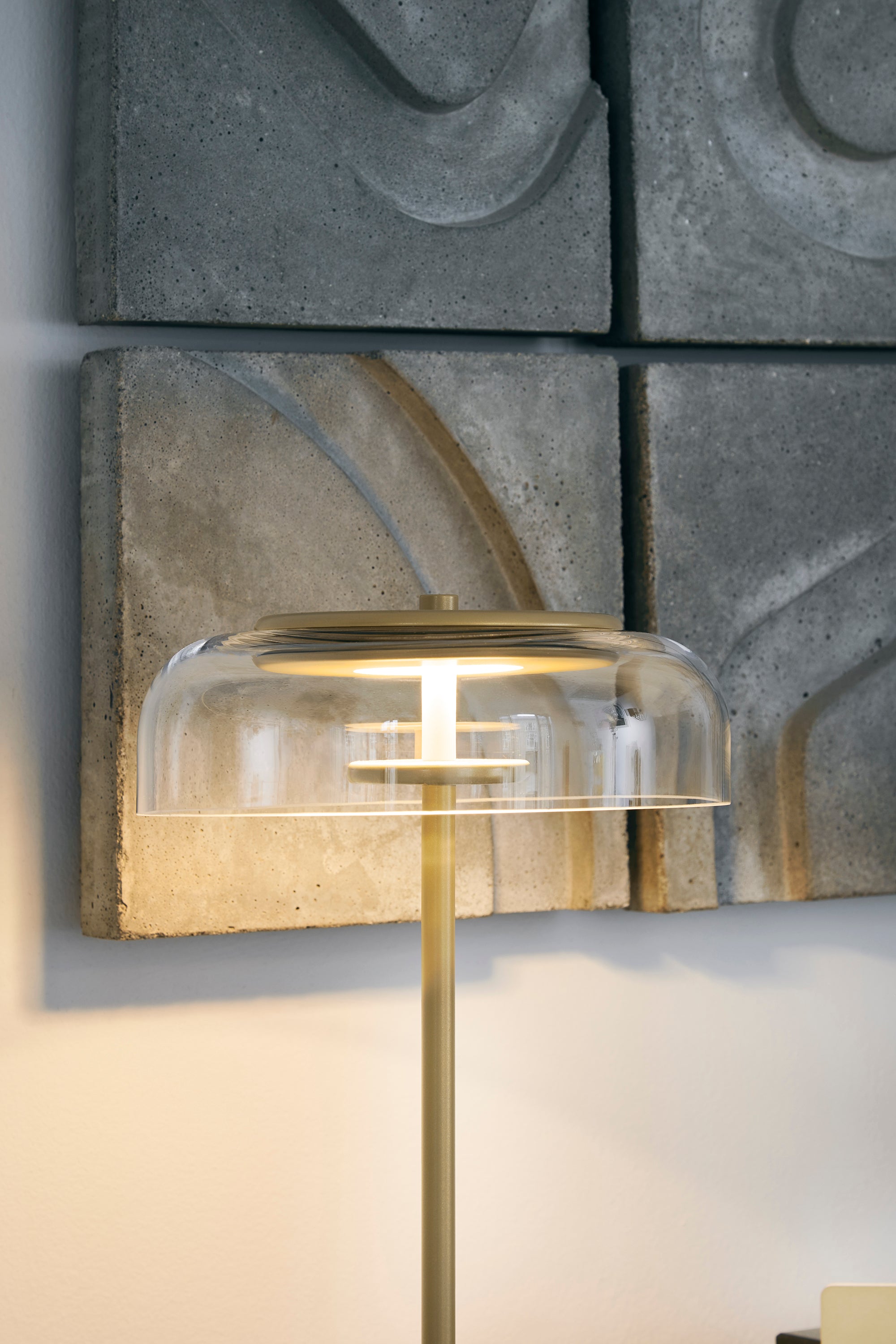 Tischlampe BLOSSI in Gold mit transparentem Glas