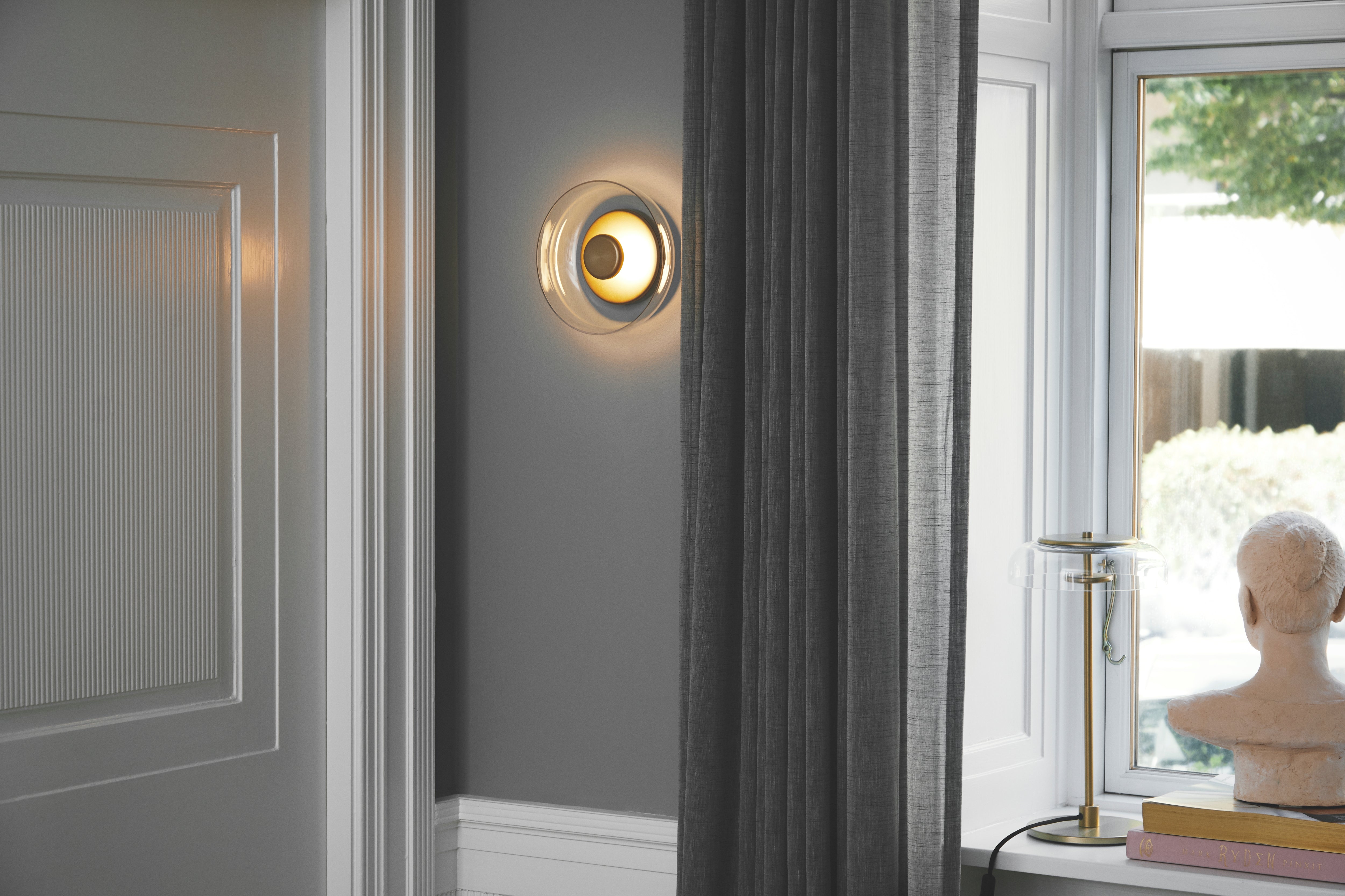 Wandleuchte BLOSSI gold mit opalem Glas
