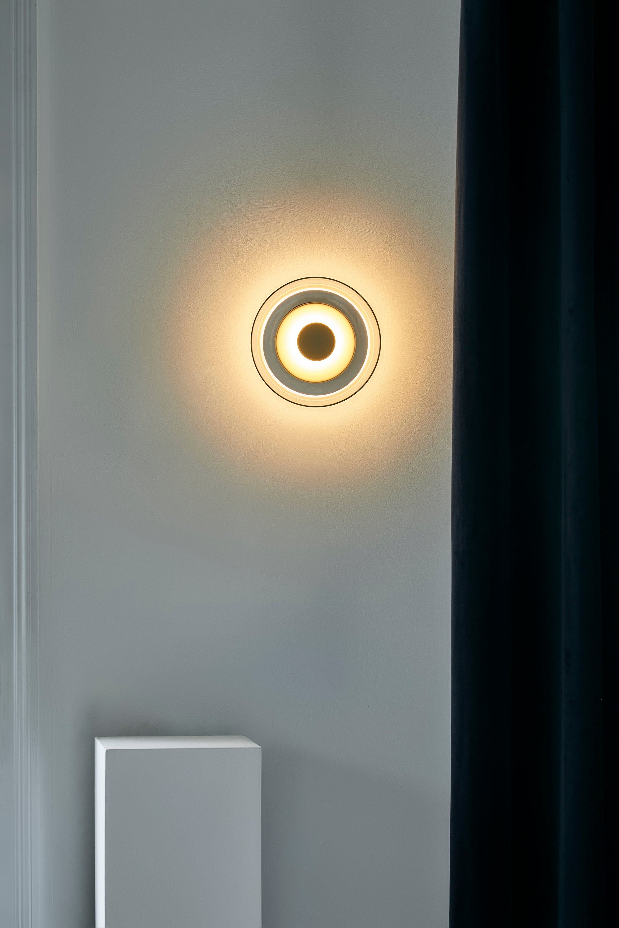 Wandleuchte BLOSSI gold mit opalem Glas