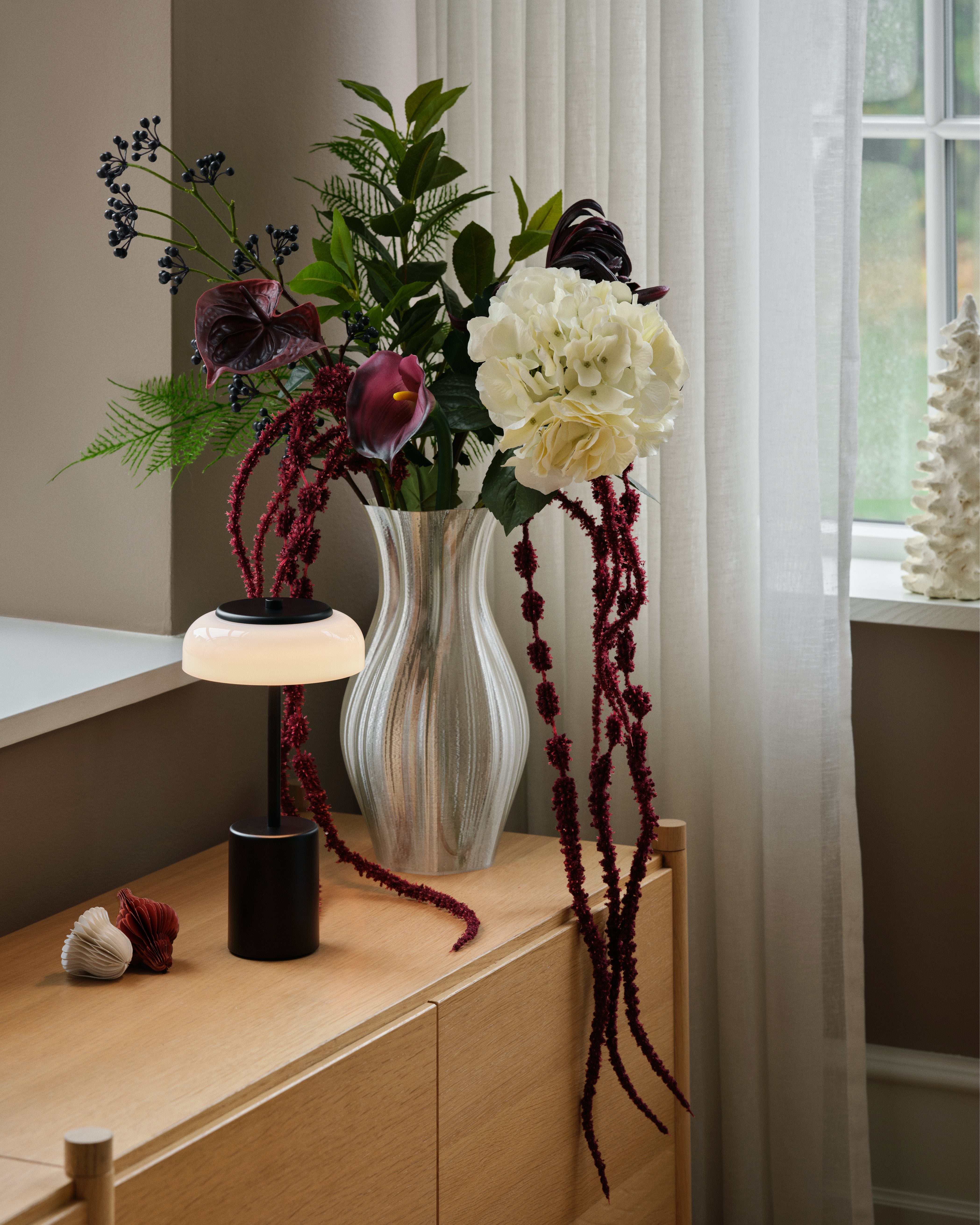 Tragbare Lampe BLOSSI schwarz mit opalem Glas