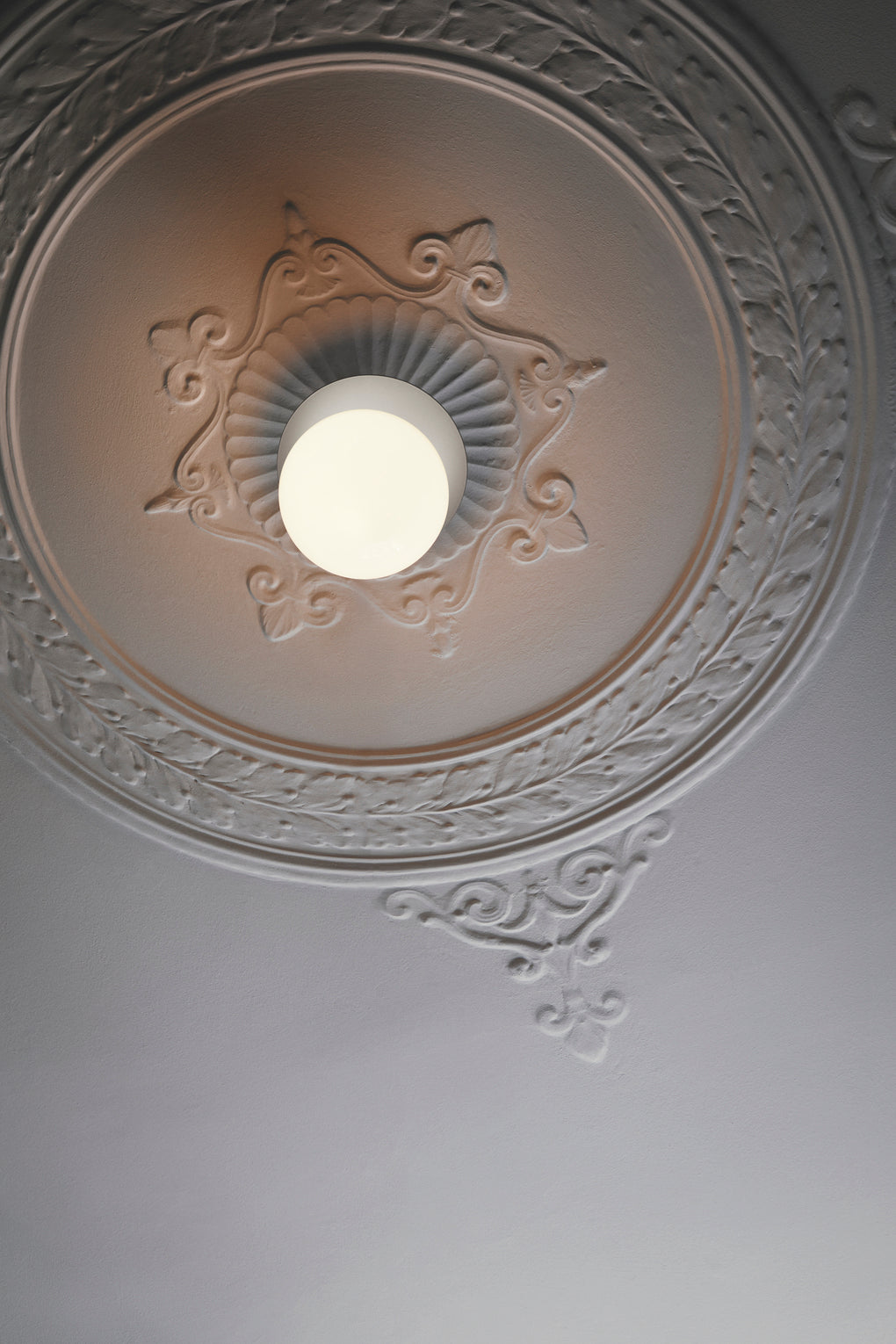 Wandlampe LIILA in Silber mit opalem Glas
