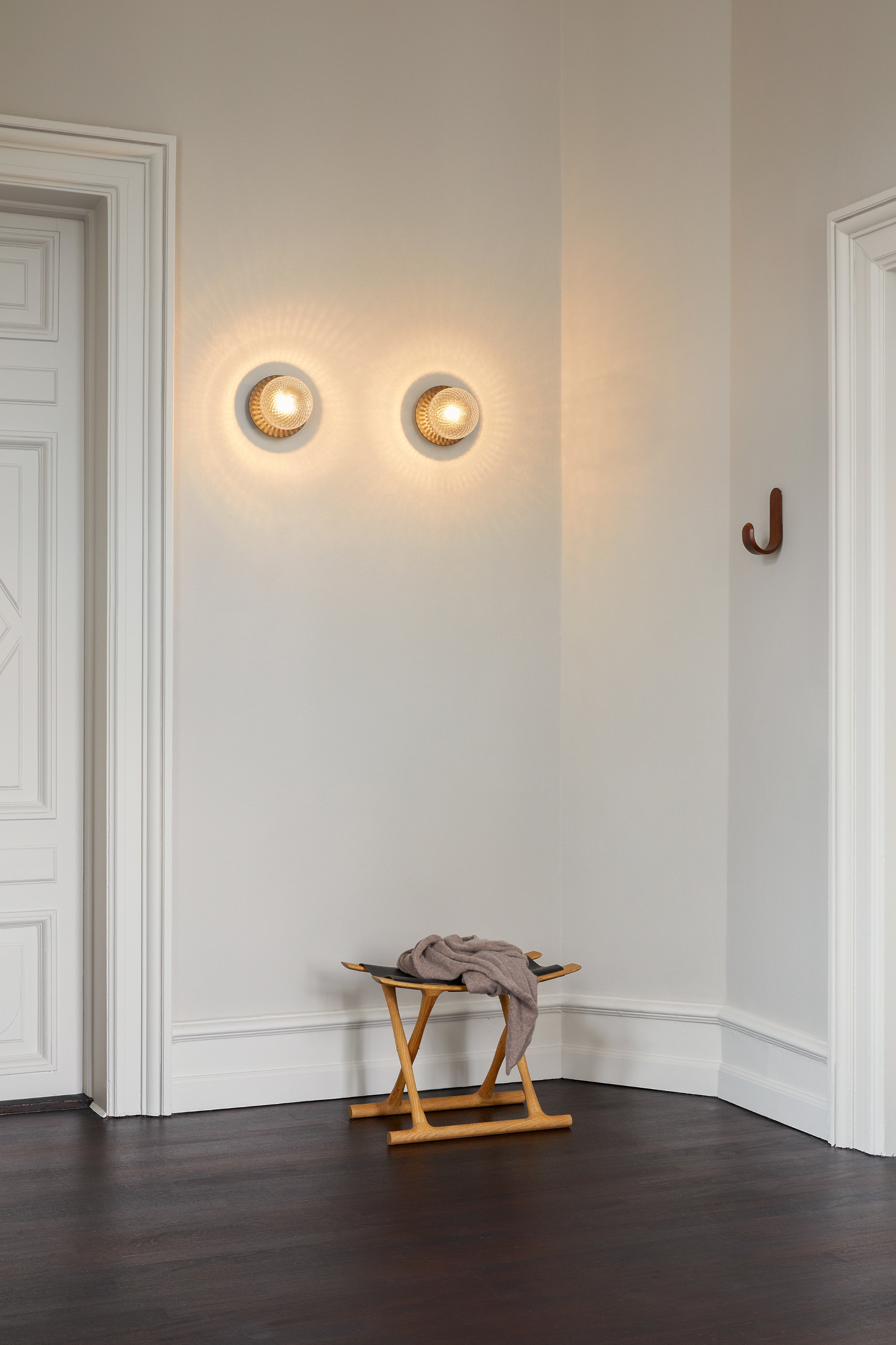 Wandlampe LIILA dunkelbraun mit transparentem Glas