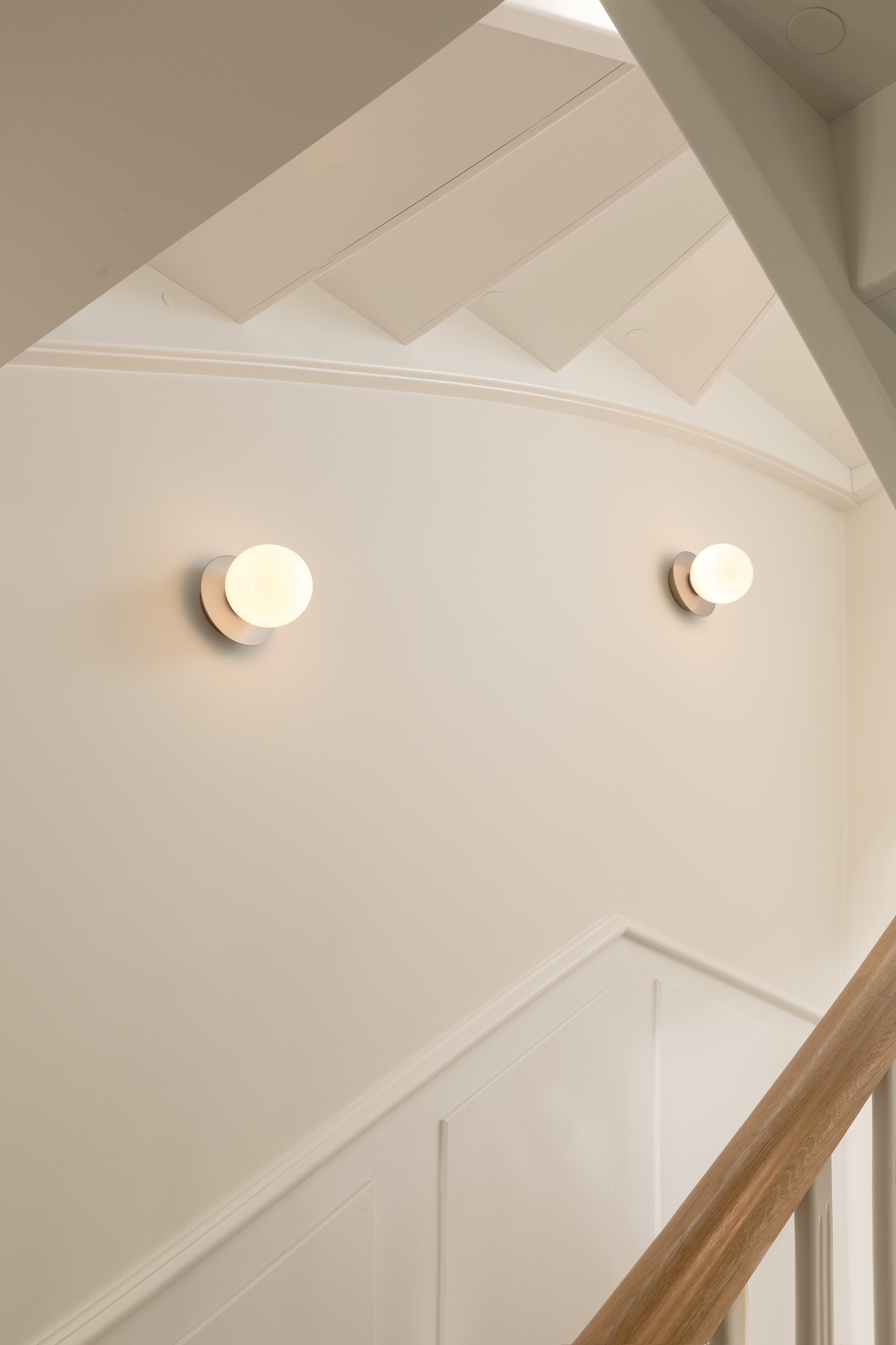 Wandlampe LIILA in Silber mit opalem Glas
