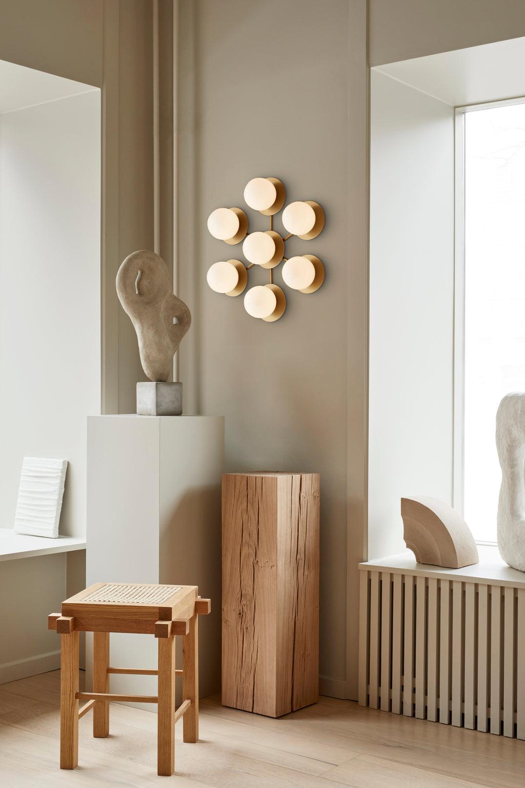 Wandleuchte LIILA STAR gold mit opalem Glas