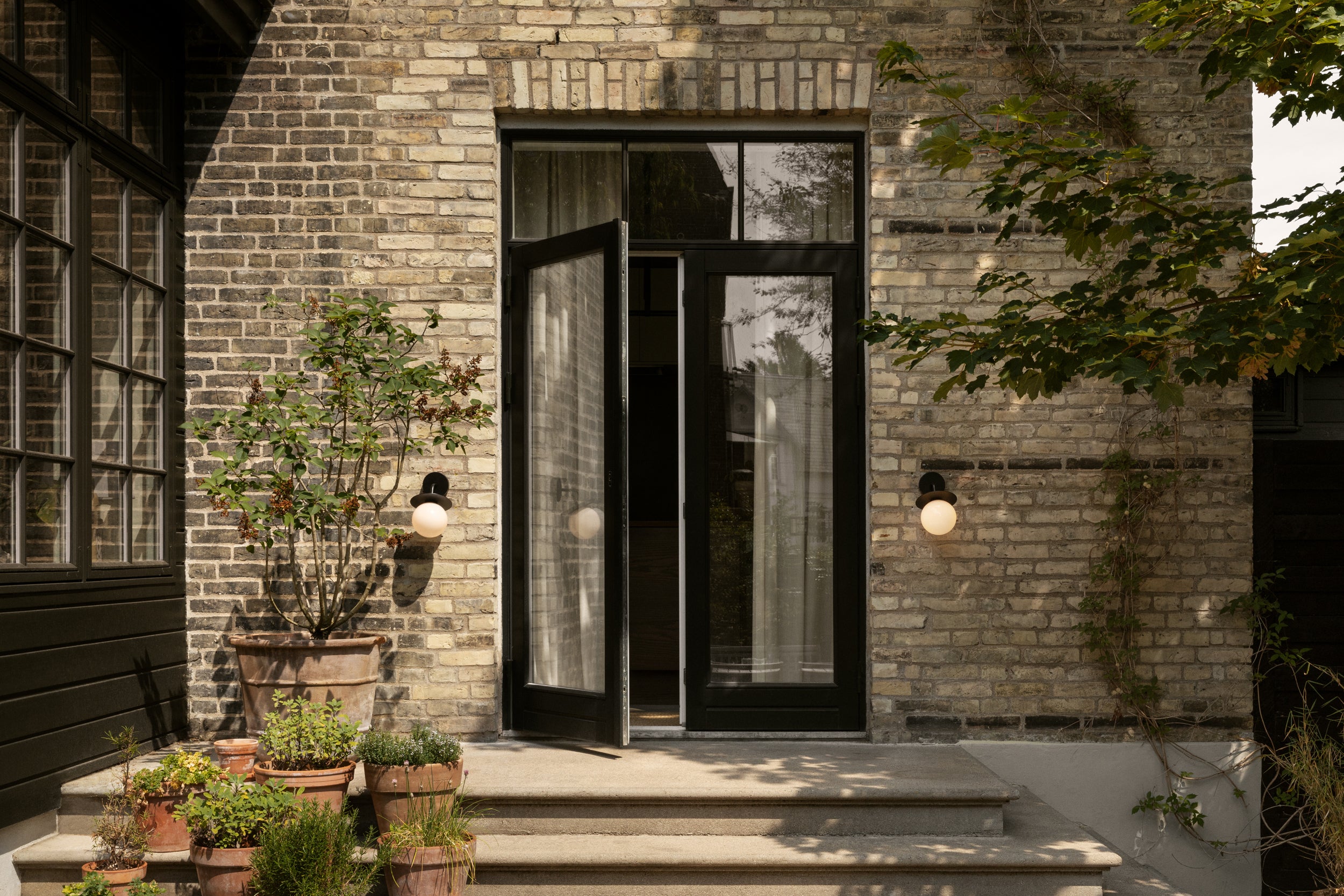 Outdoor wall lamp LIILA black with opal glass