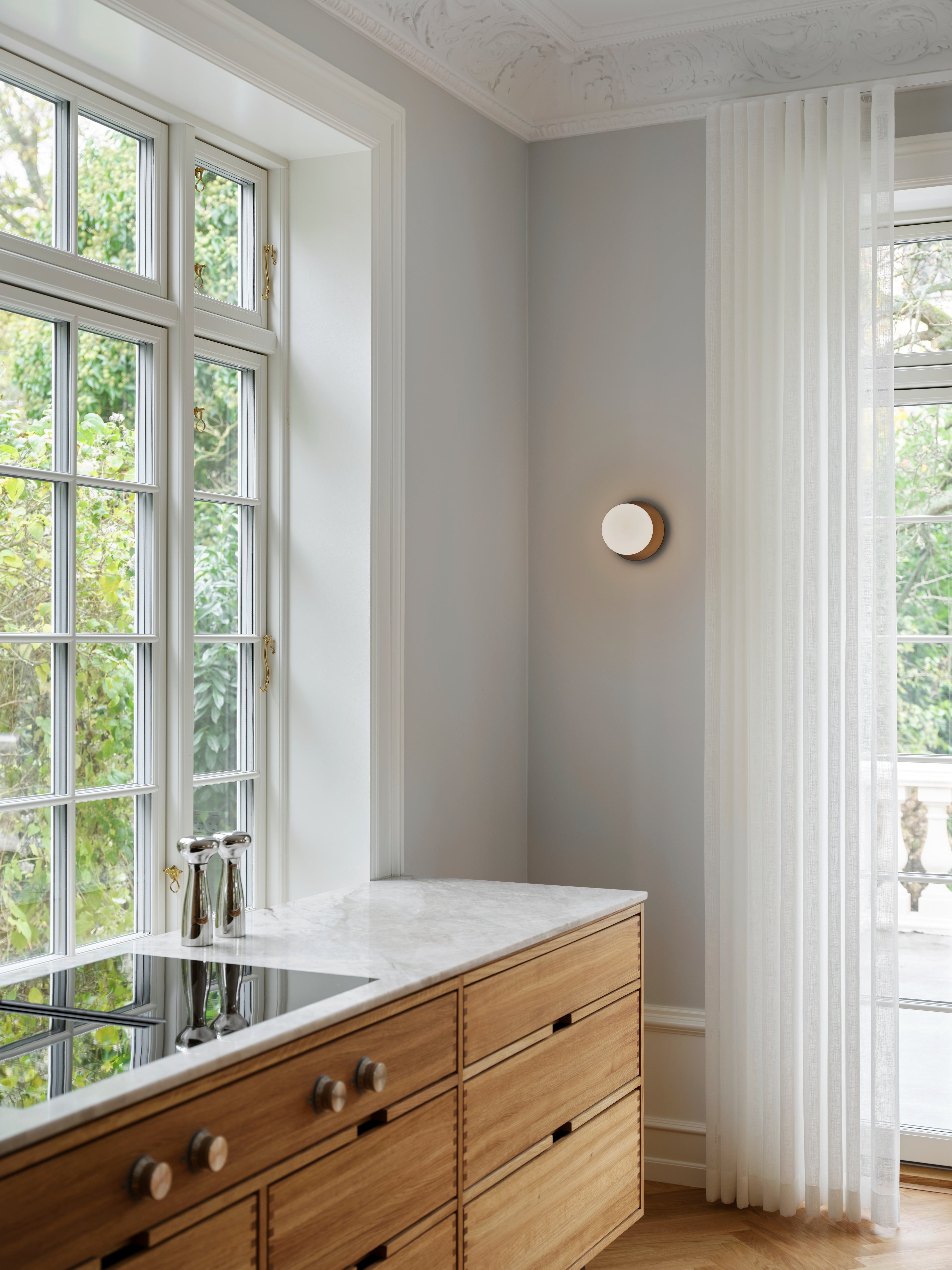 Wandlampe LIILA dunkelbraun mit opalem Glas