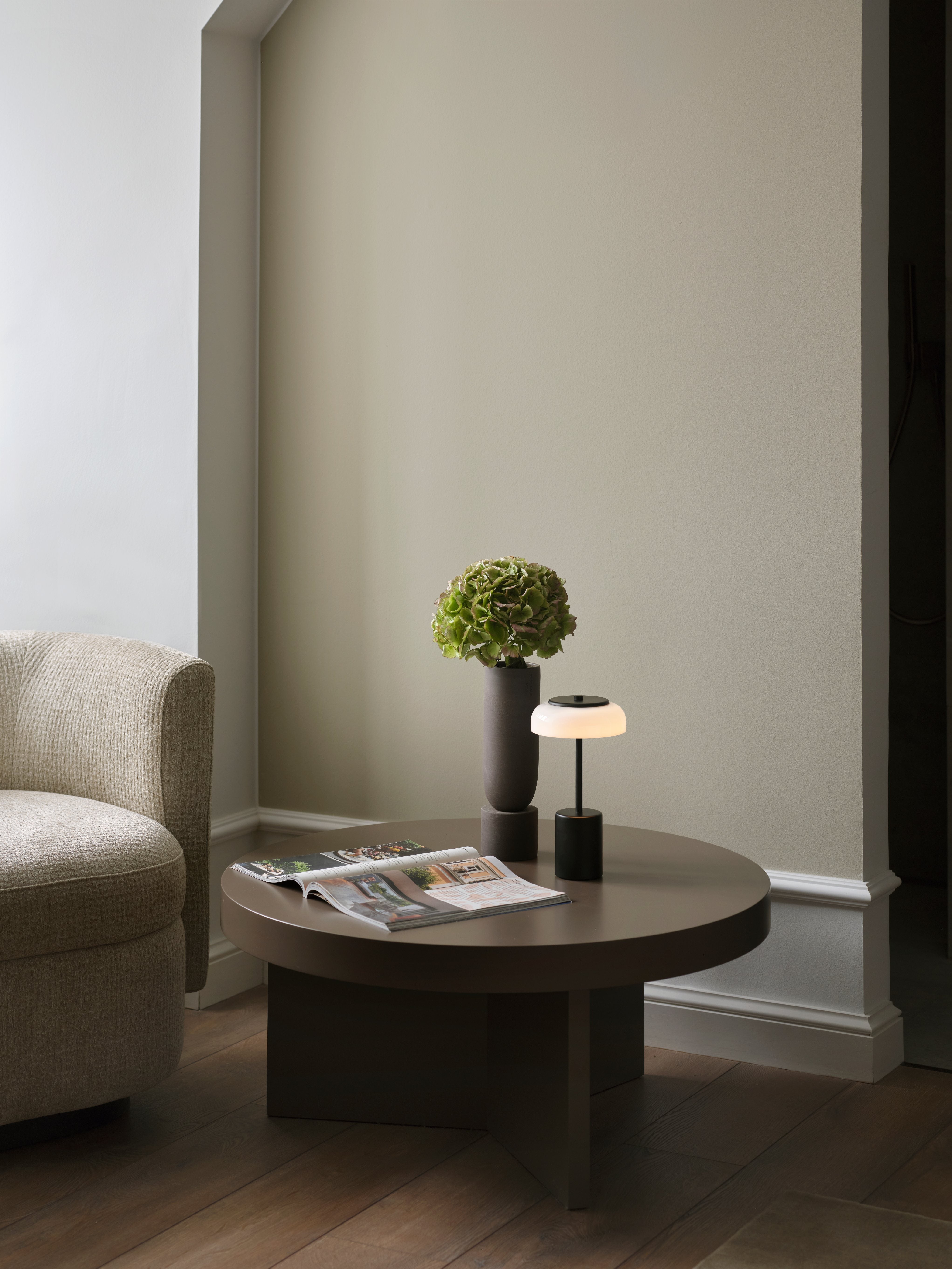Tragbare Lampe BLOSSI schwarz mit opalem Glas