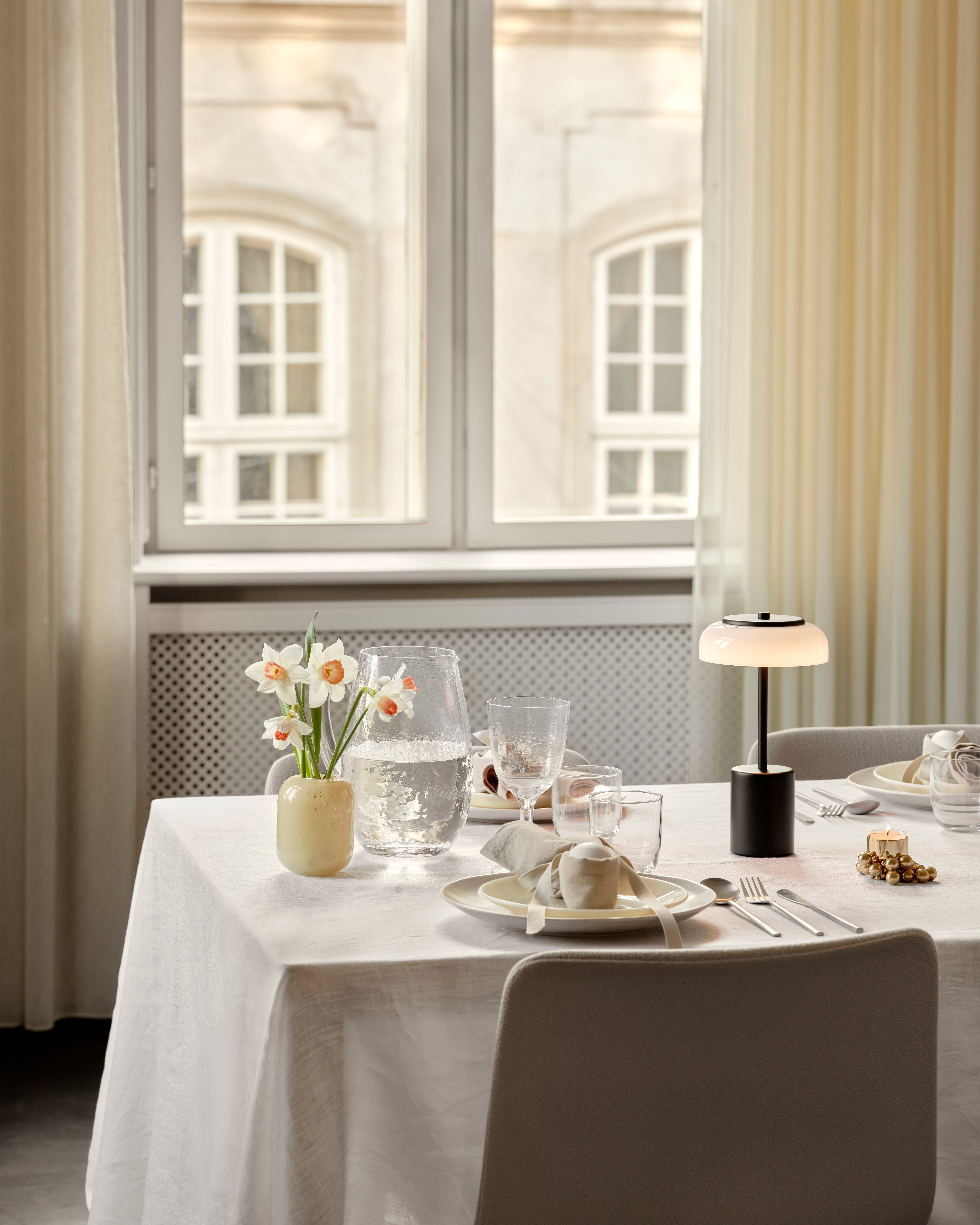 Tragbare Lampe BLOSSI schwarz mit opalem Glas