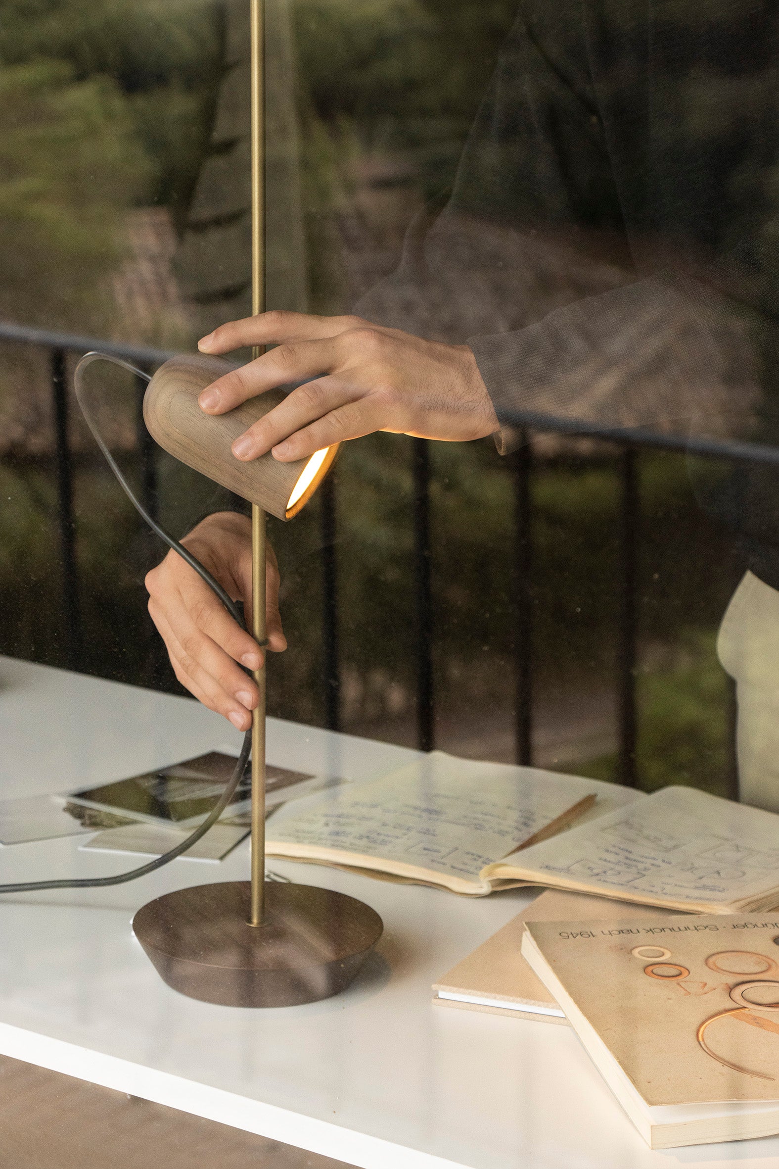 Tischlampe ONFA Nussbaum mit messingfarbener Oberfläche