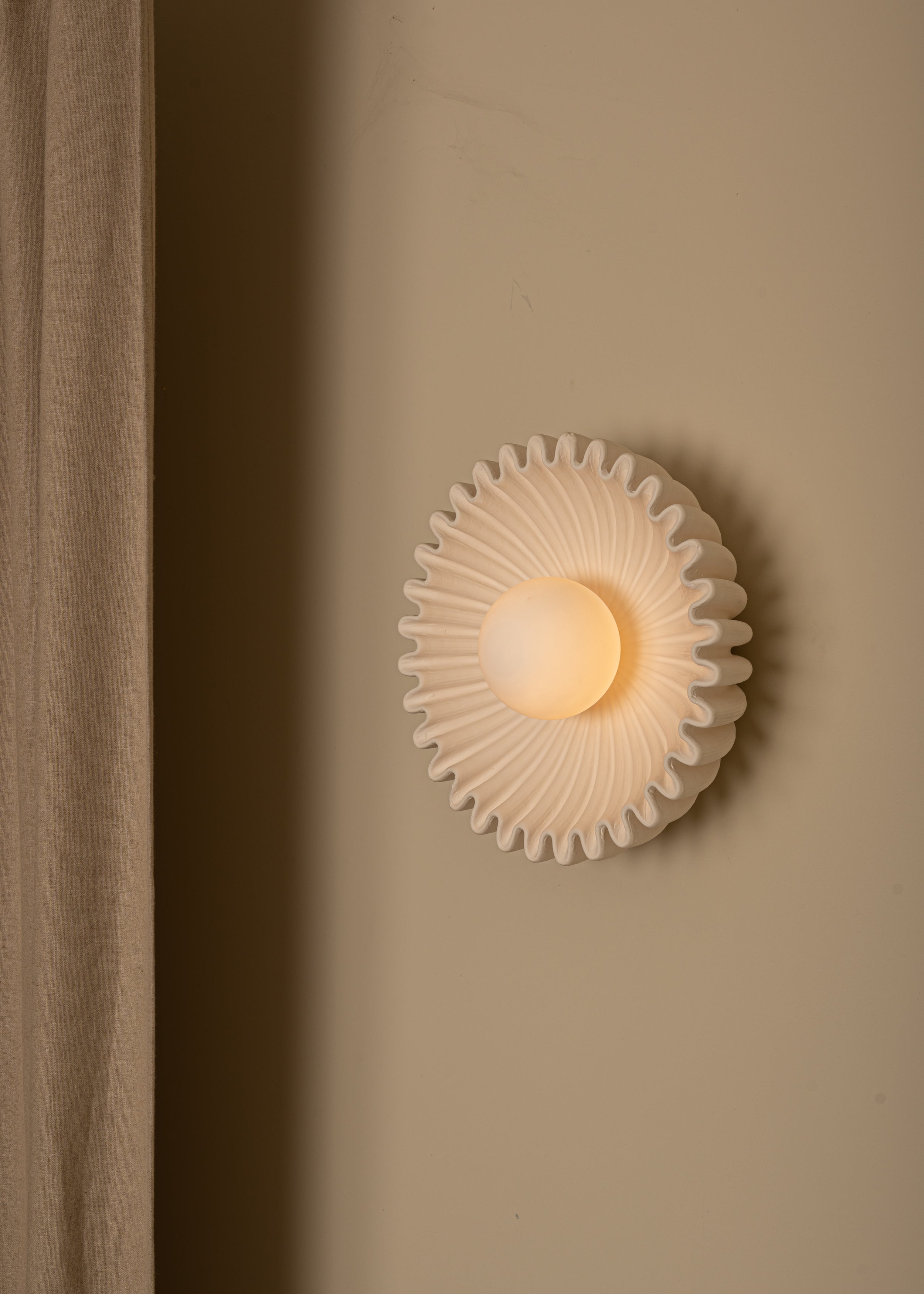 Wandlampe aus Keramik OSTRO ecru