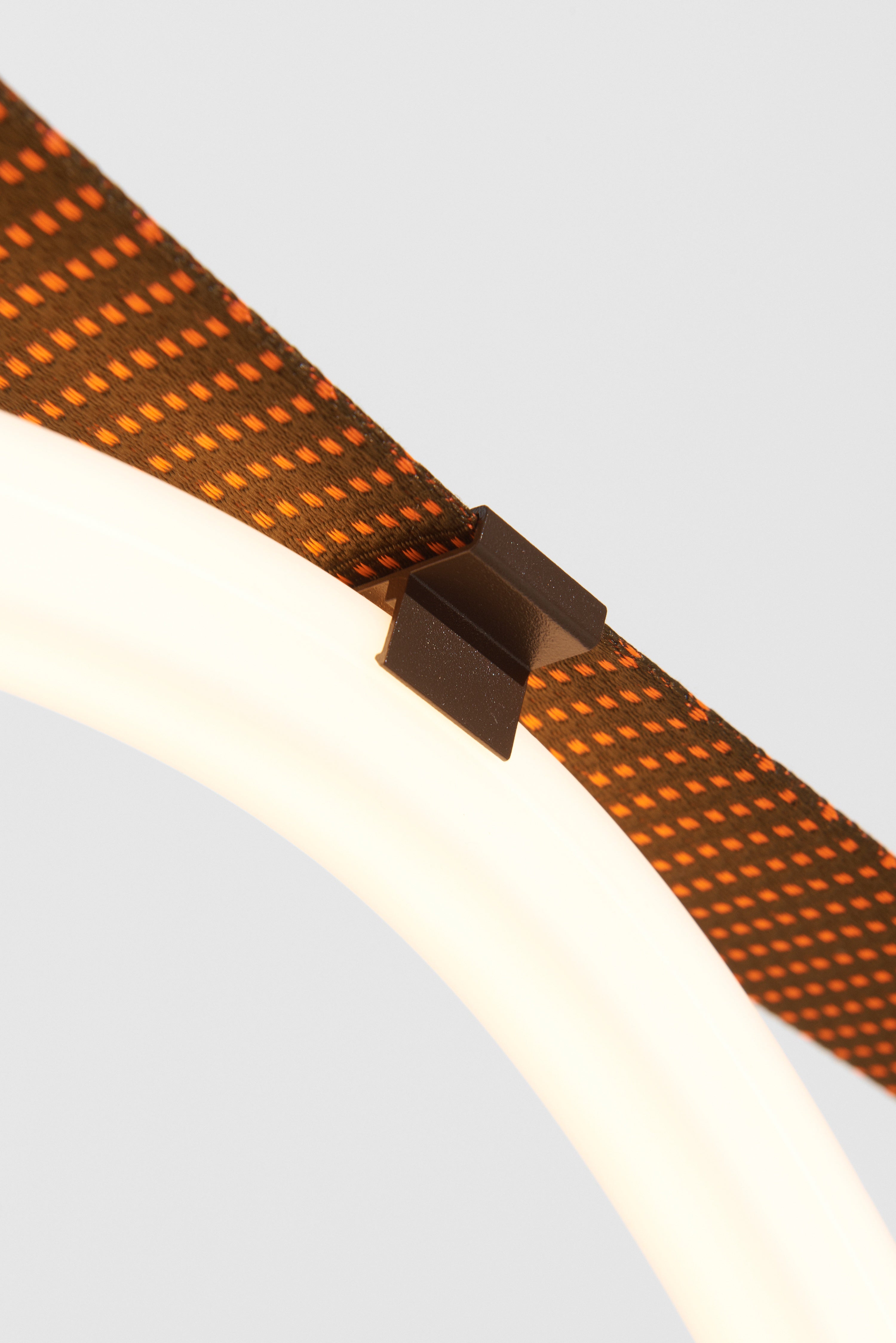 Hängelampe SPLINE in Braun mit Orange