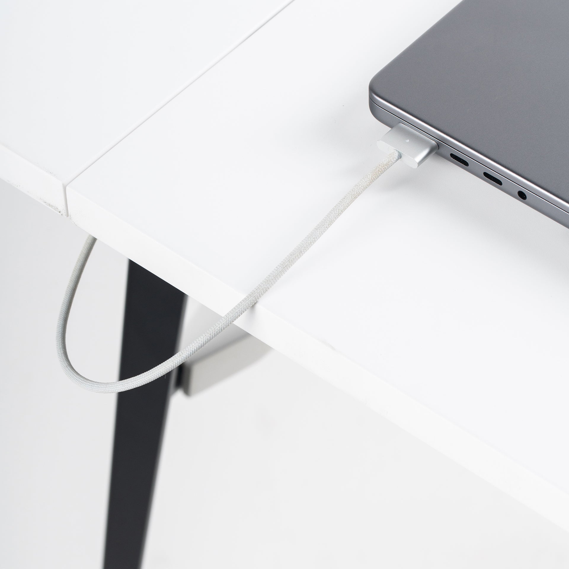 Portable desk Atelier White with a black base