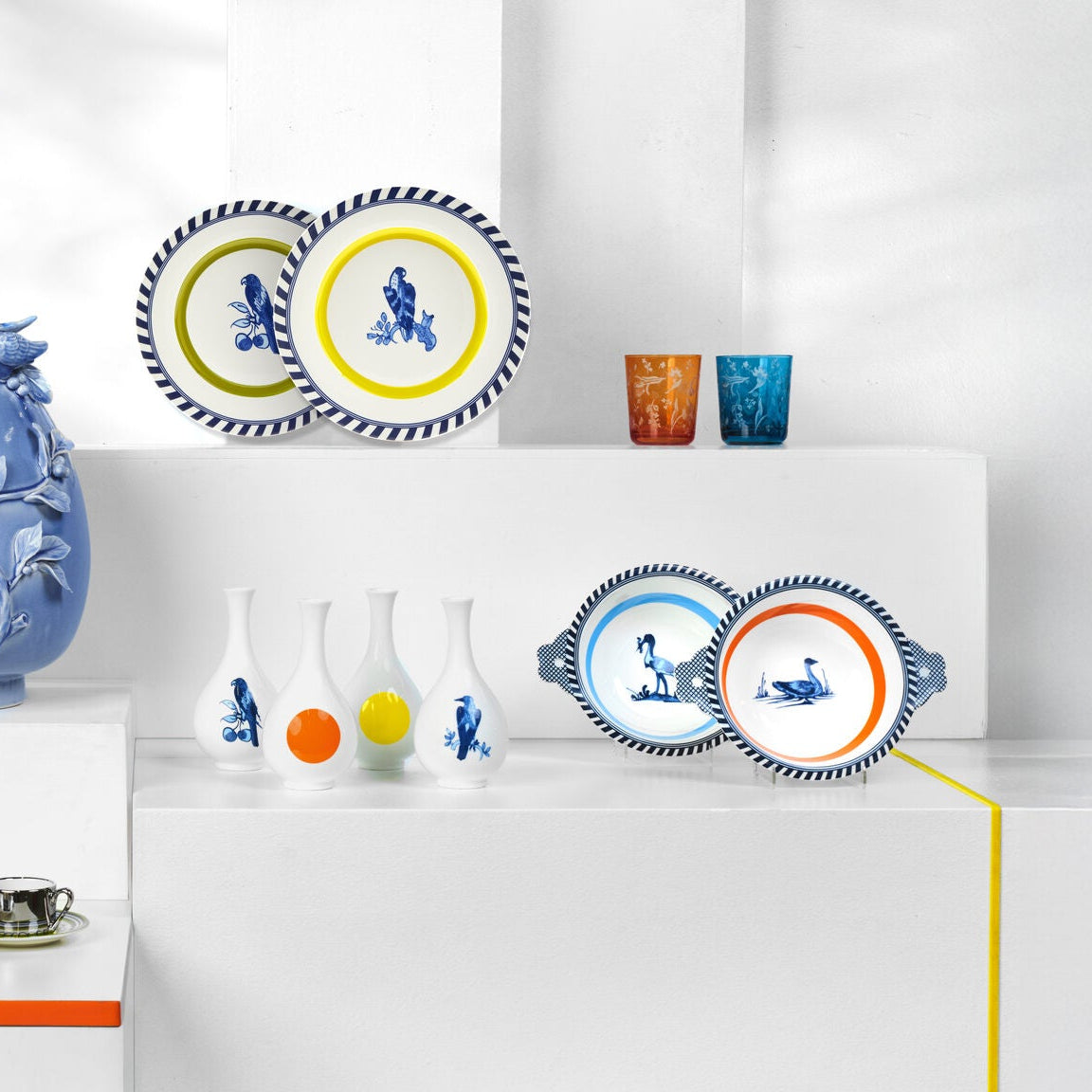 Set von Tellern VOGELMUSTER weiß mit olivgrün und blau