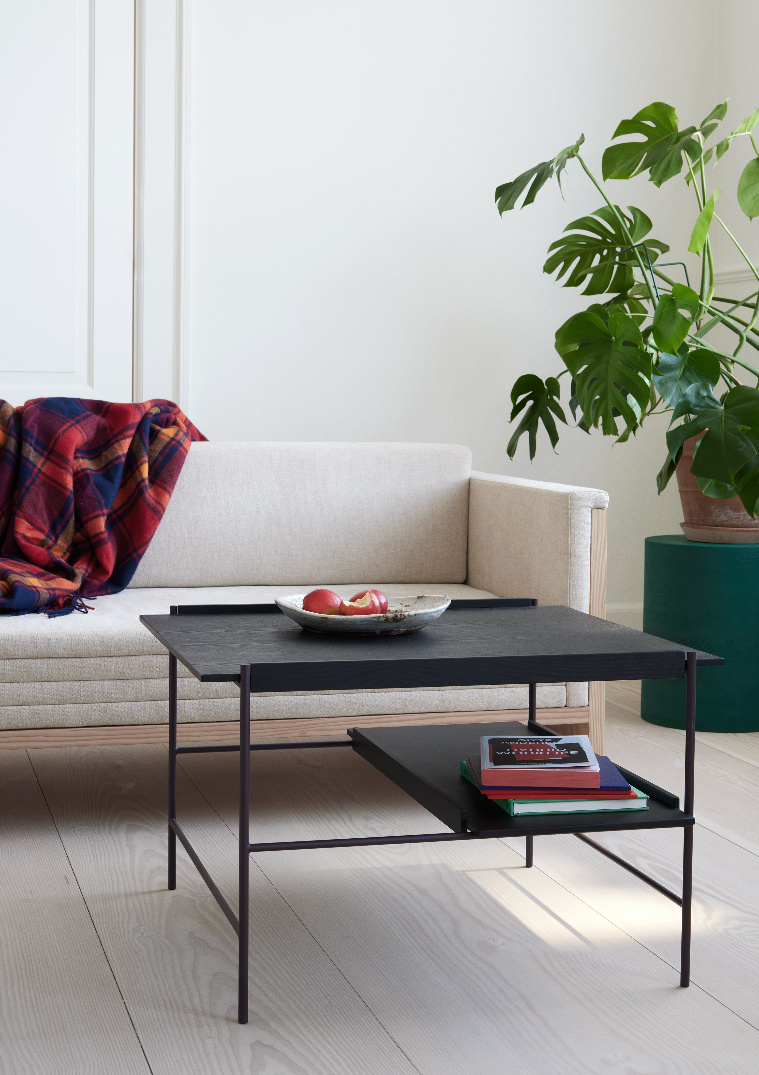 Kaffeetisch KANSO schwarz mit lila Fuß