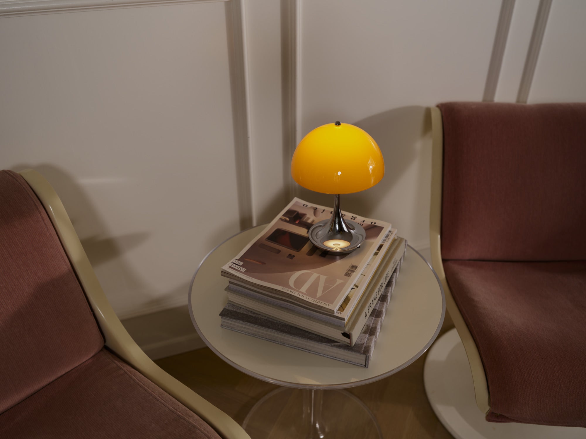 Tragbare Lampe PANTHELLA 160 orange mit verchromtem Fuß