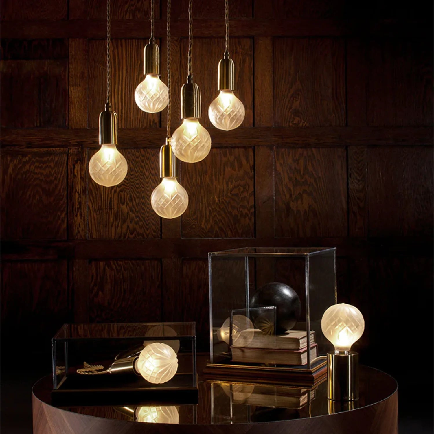 Wandleuchte CRYSTAL BULB aus Kristallglas mit messingfarbener Oberfläche