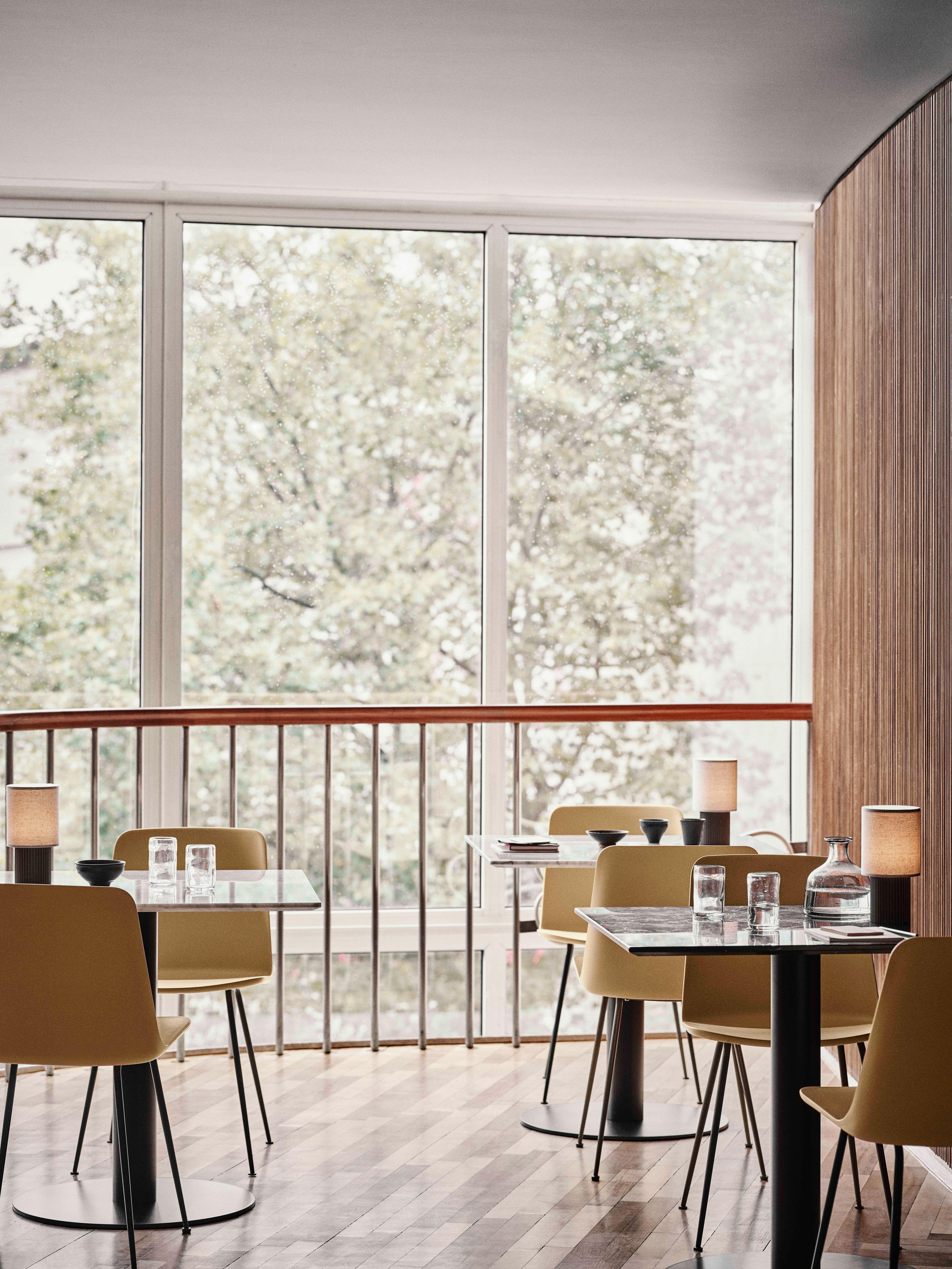 Café-Tisch IN BETWEEN SK16 mit schwarzer Laminatplatte und braunem Gestell