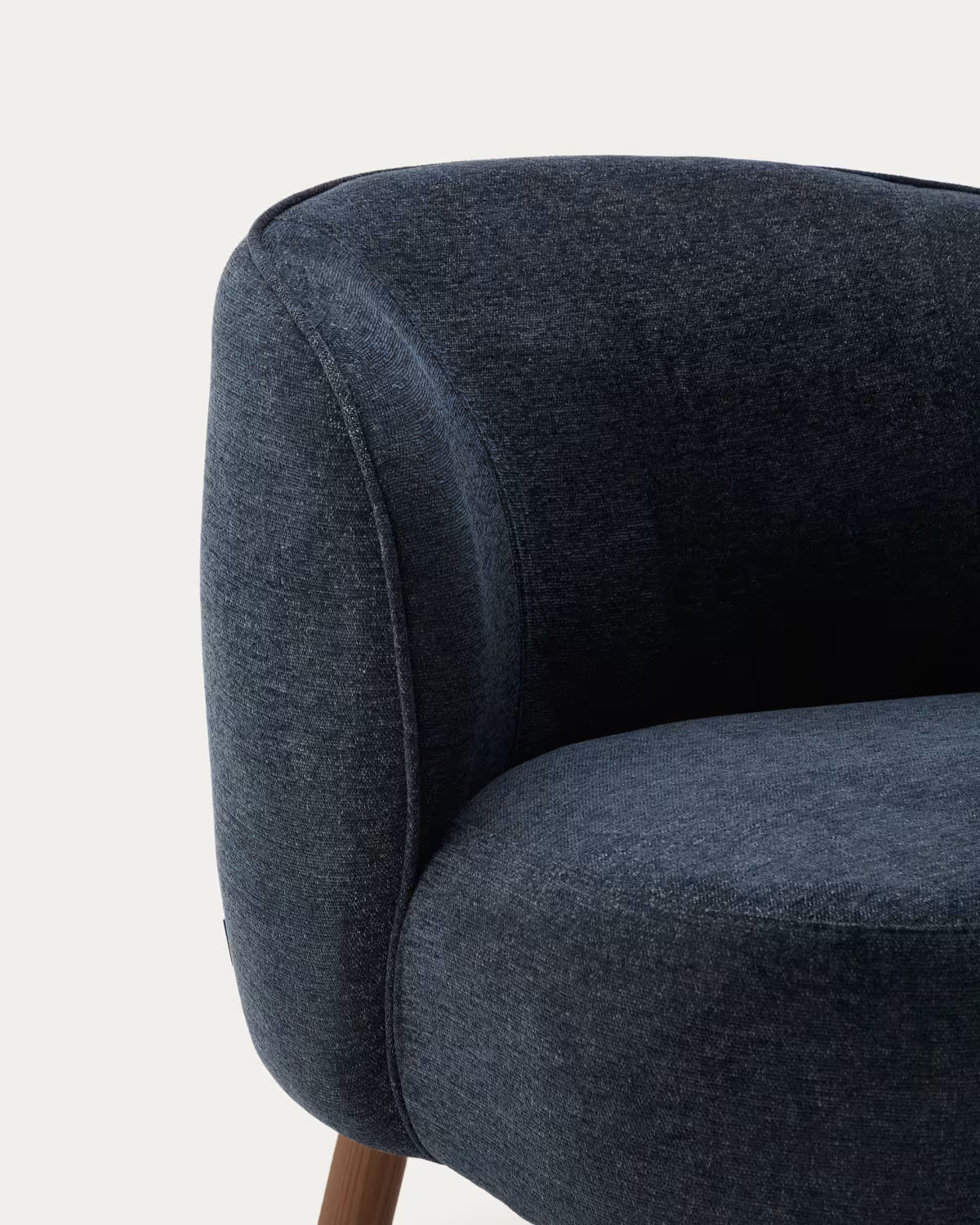 Sessel ULIT in blau-grauem Chenille mit dunklem Eschenfuß
