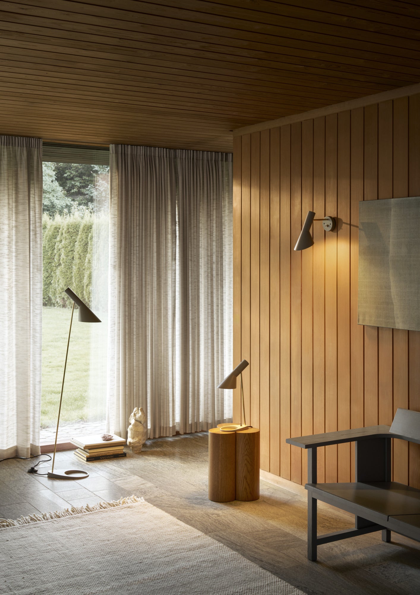 Wandleuchte AJ warmes Grau mit Messing