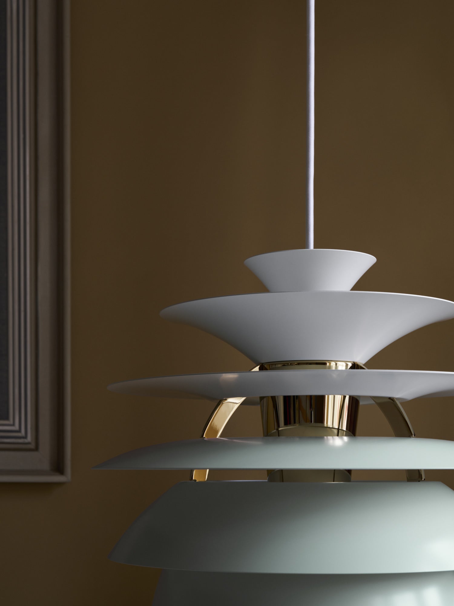 Pendelleuchte PH SNOWBALL schmutzig grün mit messingfarbener Oberfläche