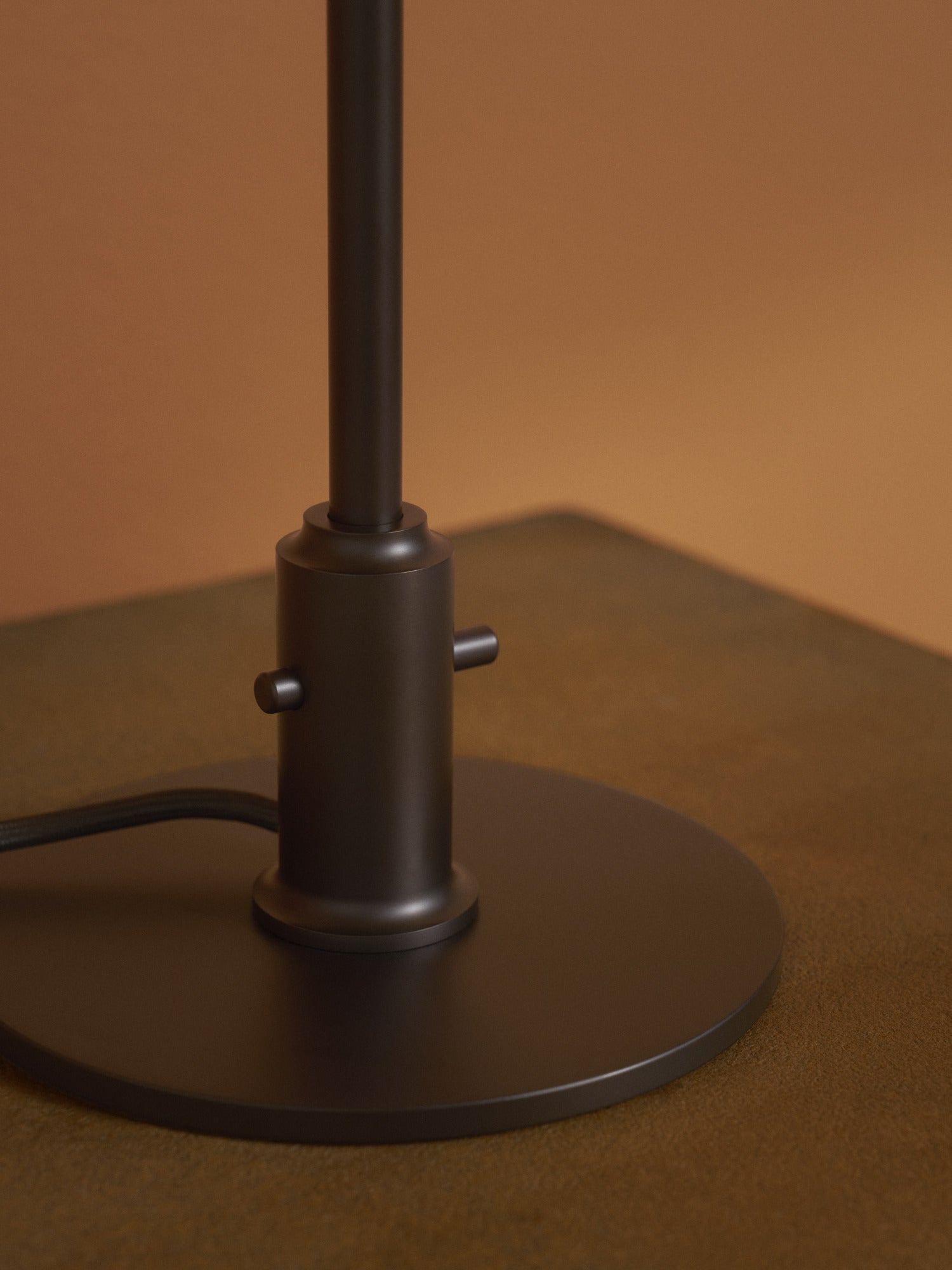 Lampa stołowa PH 3/2 - edycja stulecia biały z pomarańczowym z brązową podstawą – Louis Poulsen