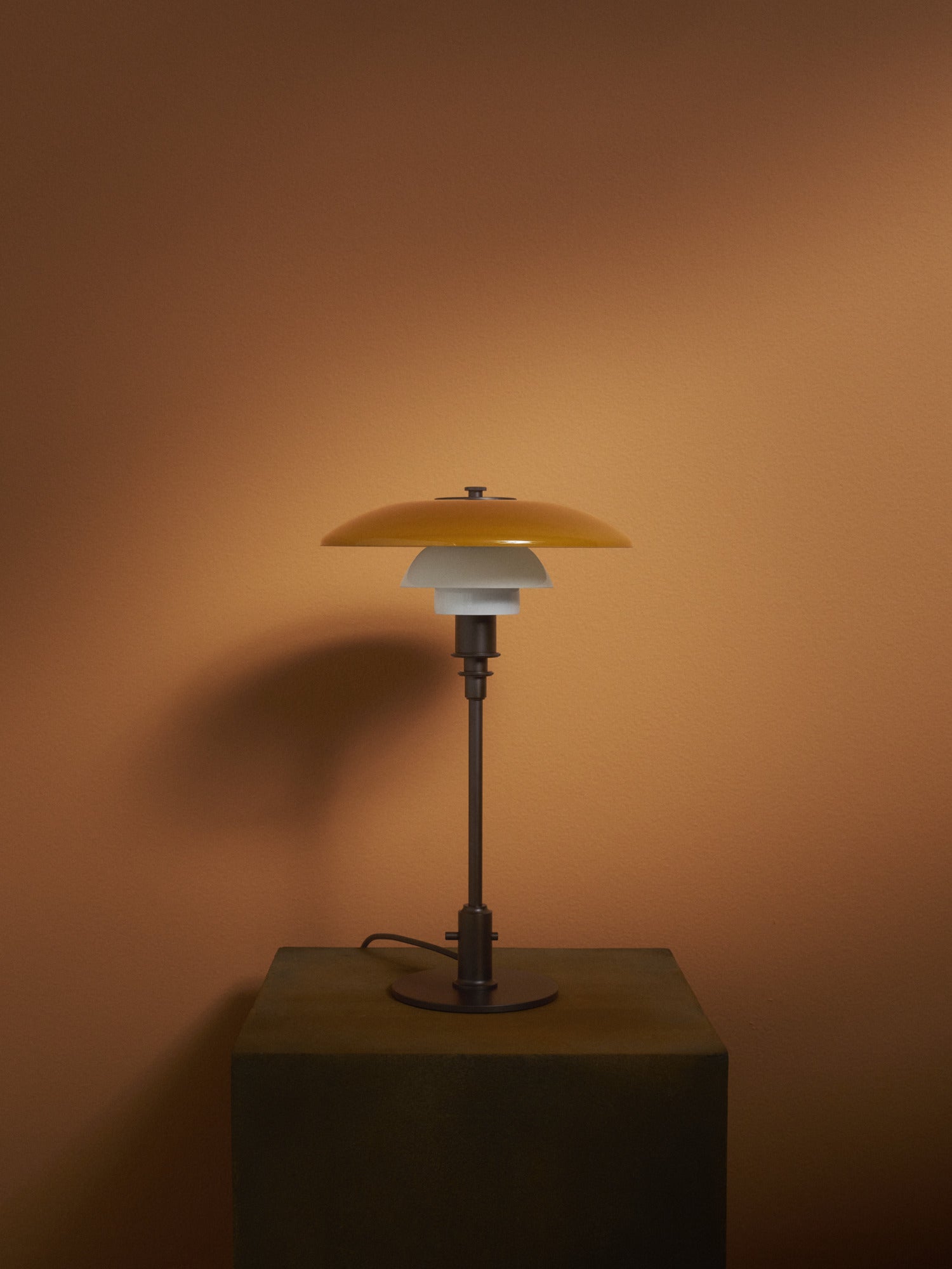 Lampa stołowa PH 3/2 - edycja stulecia biały z pomarańczowym z brązową podstawą – Louis Poulsen